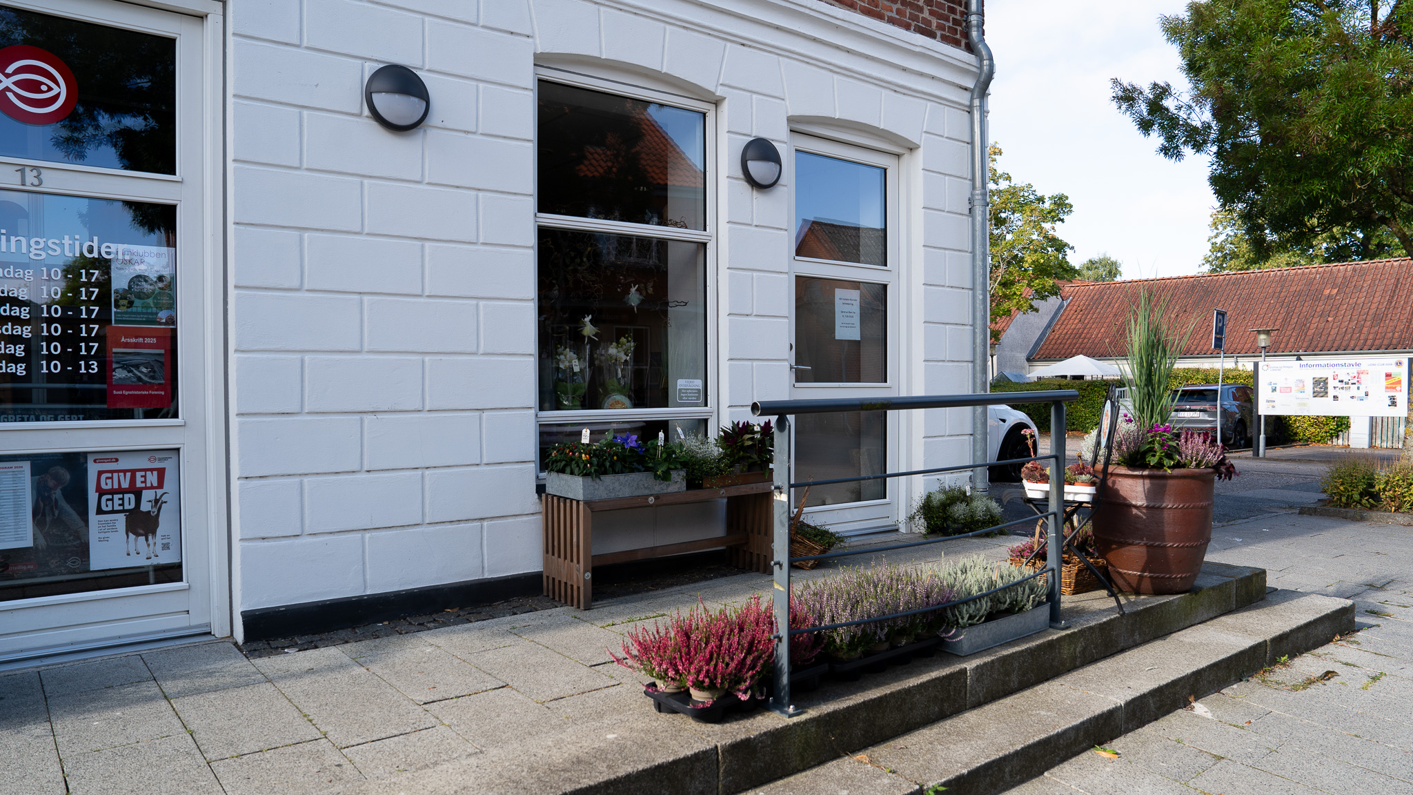 Hyldebo Blomsters selvbetjeningsbutik på Storegade 13A i Glumsø med blomster ved indgangen