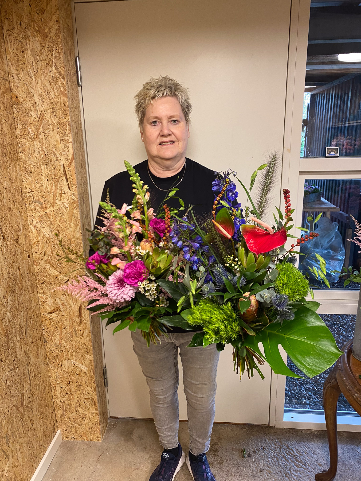 Blomsterhandler holder en buket