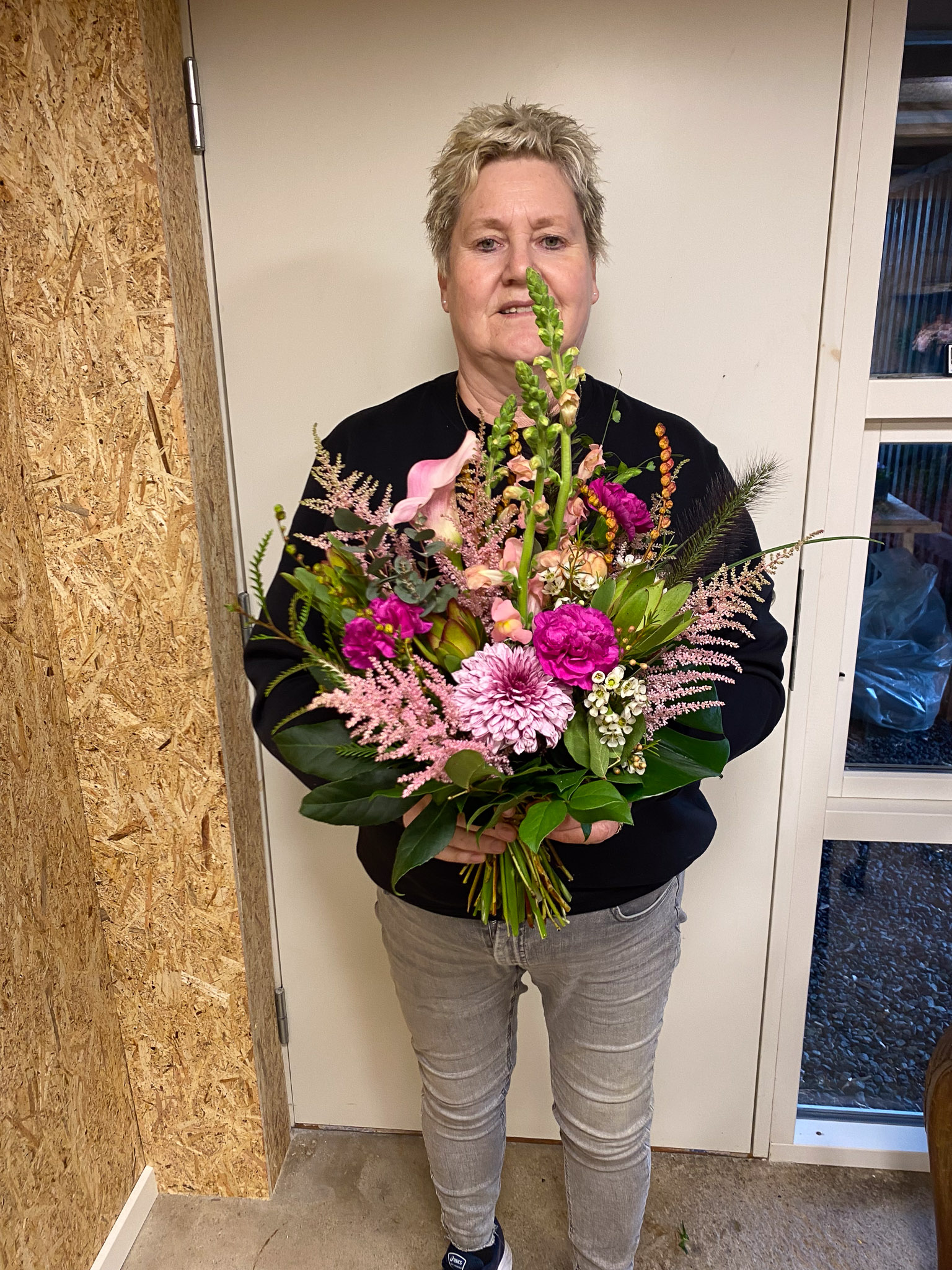 Buket med lilla og orange blomster