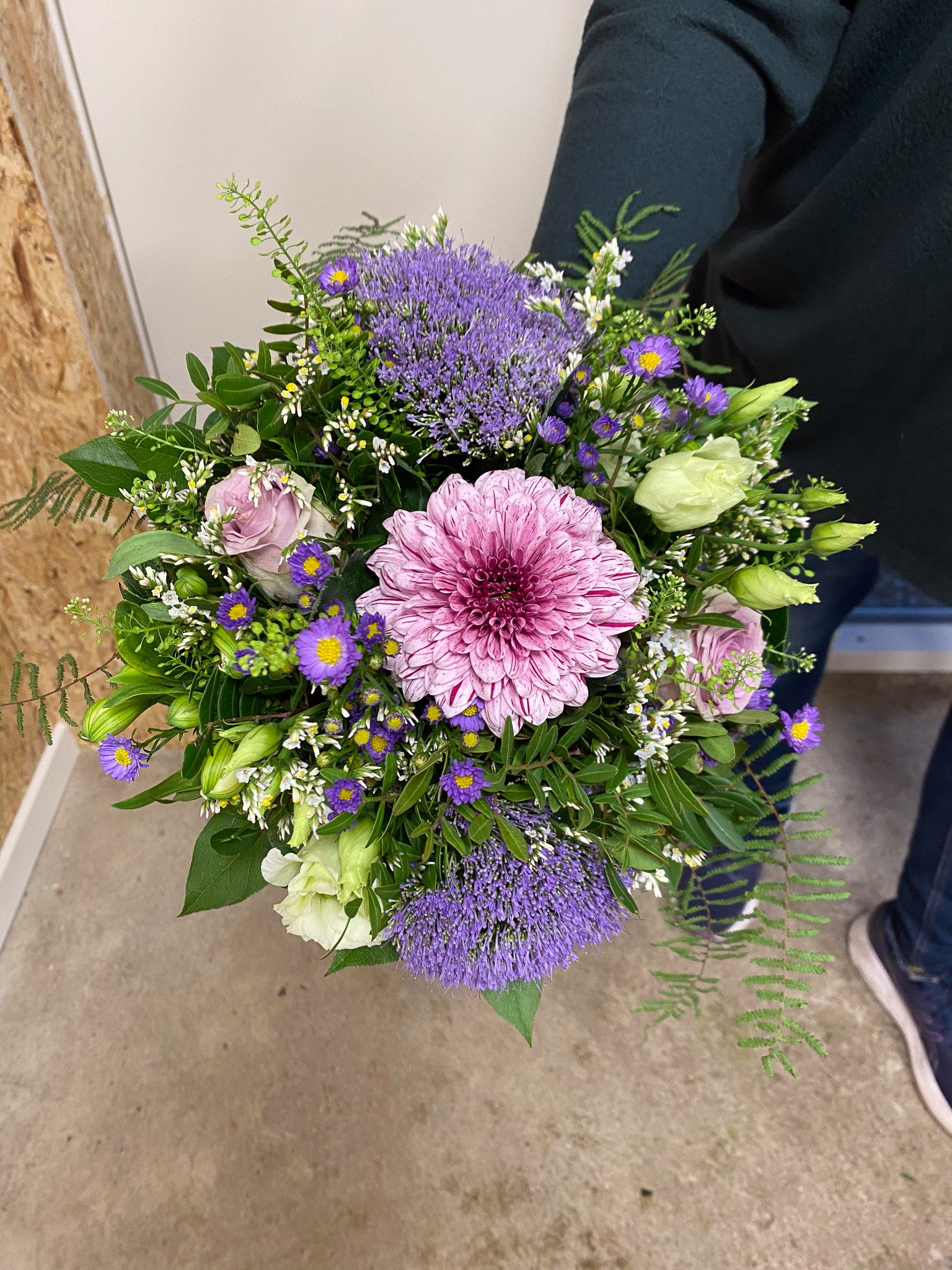 Buket med lilla og hvide blomster