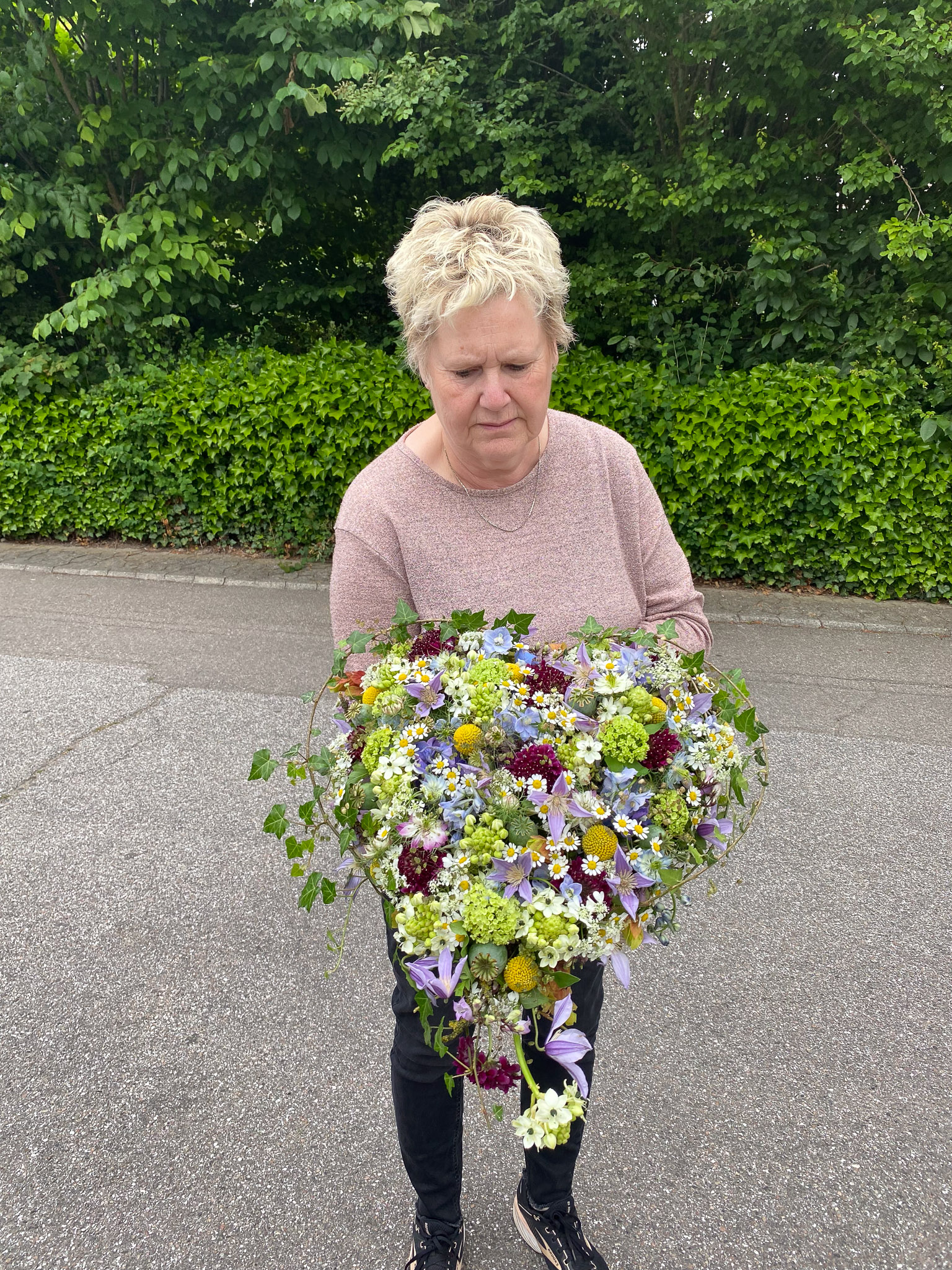 Blåt og hvidt hjerte holdt af blomsterhandler