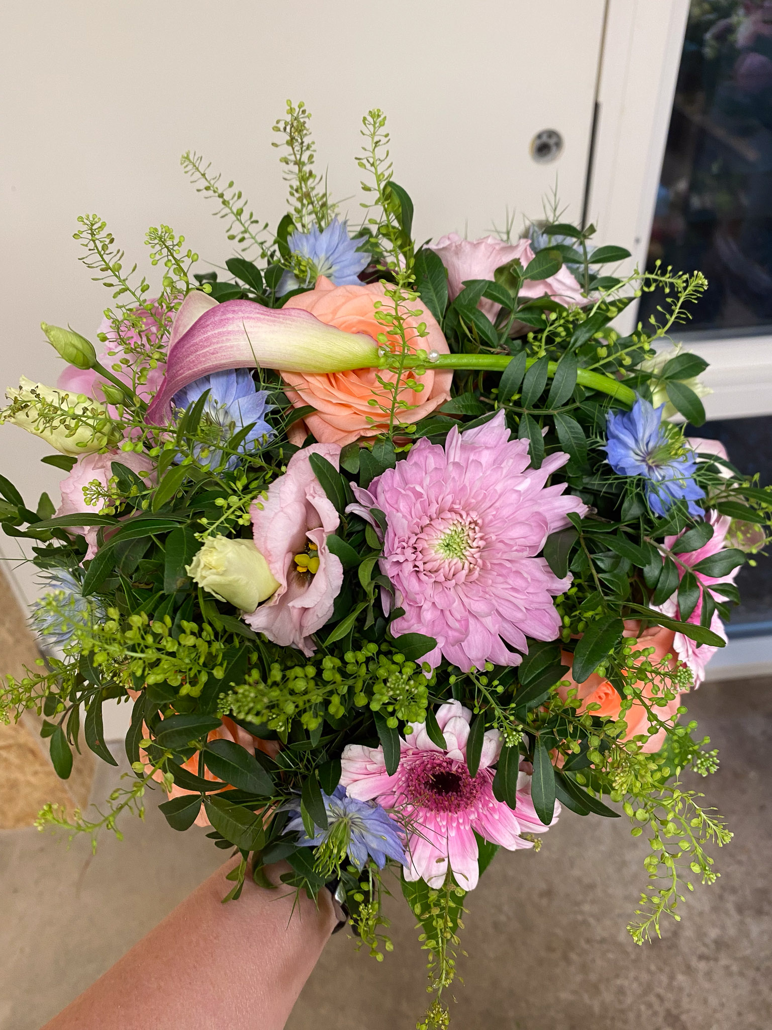 Buket med rosa og hvide blomster