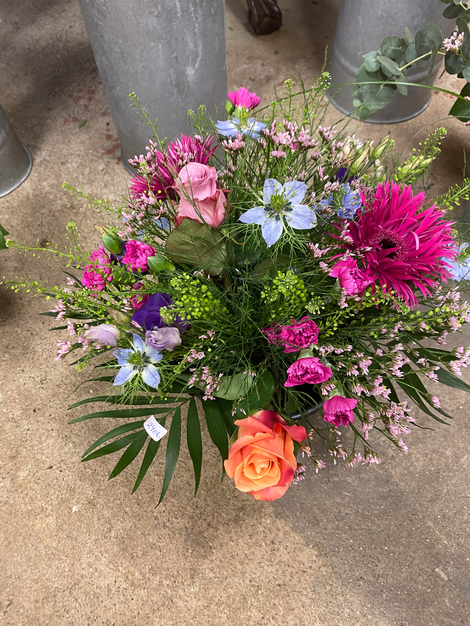 Farverig buket med orange og lilla blomster