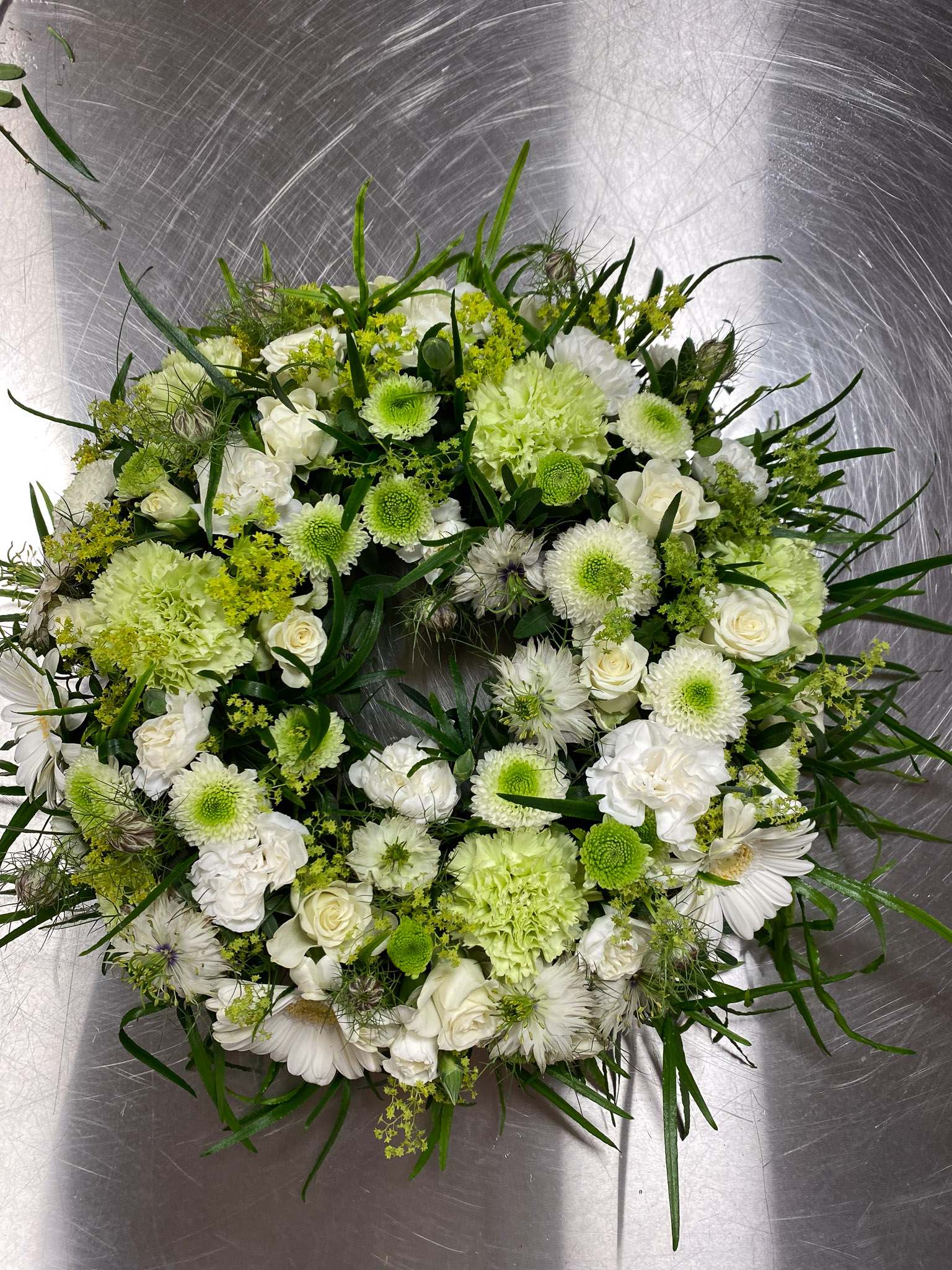 Hvid og cremefarvet blomsterkrans