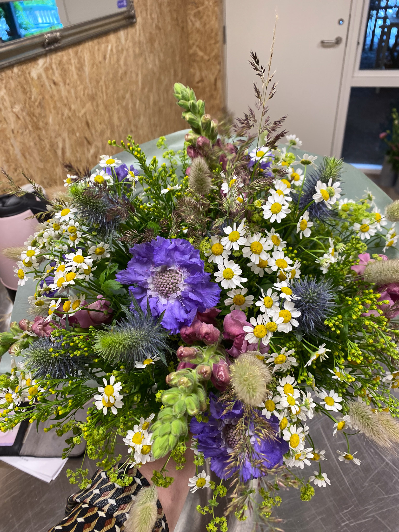 Blomsterhandler med farverig buket