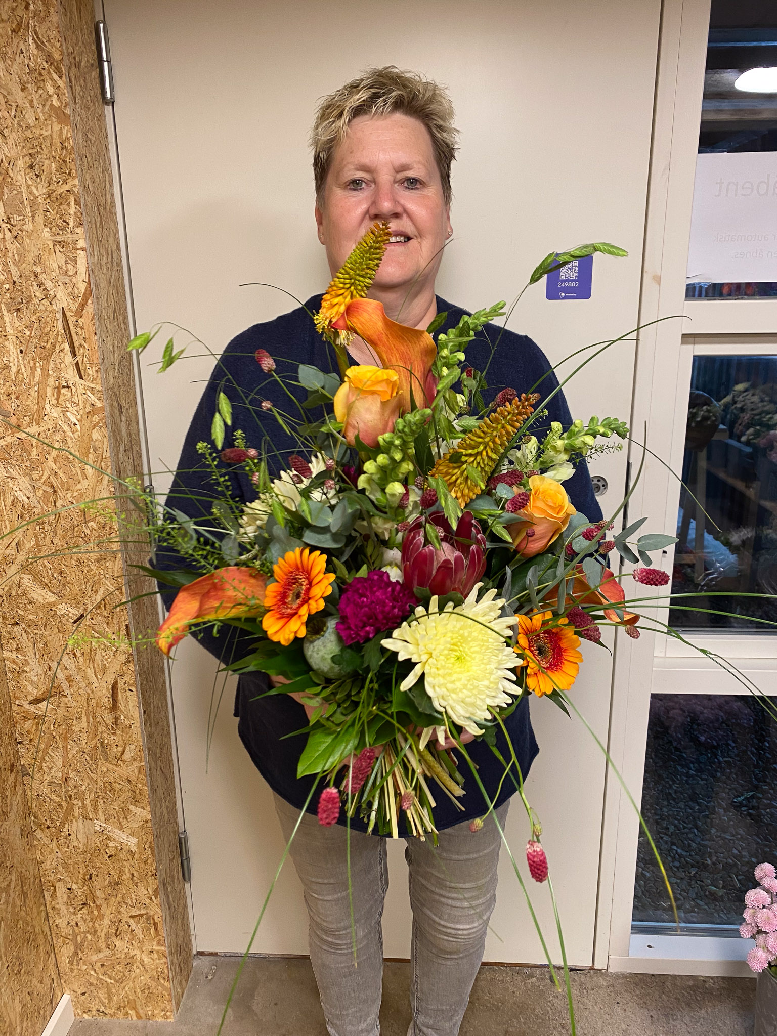 Buket med mange lilla dahlia