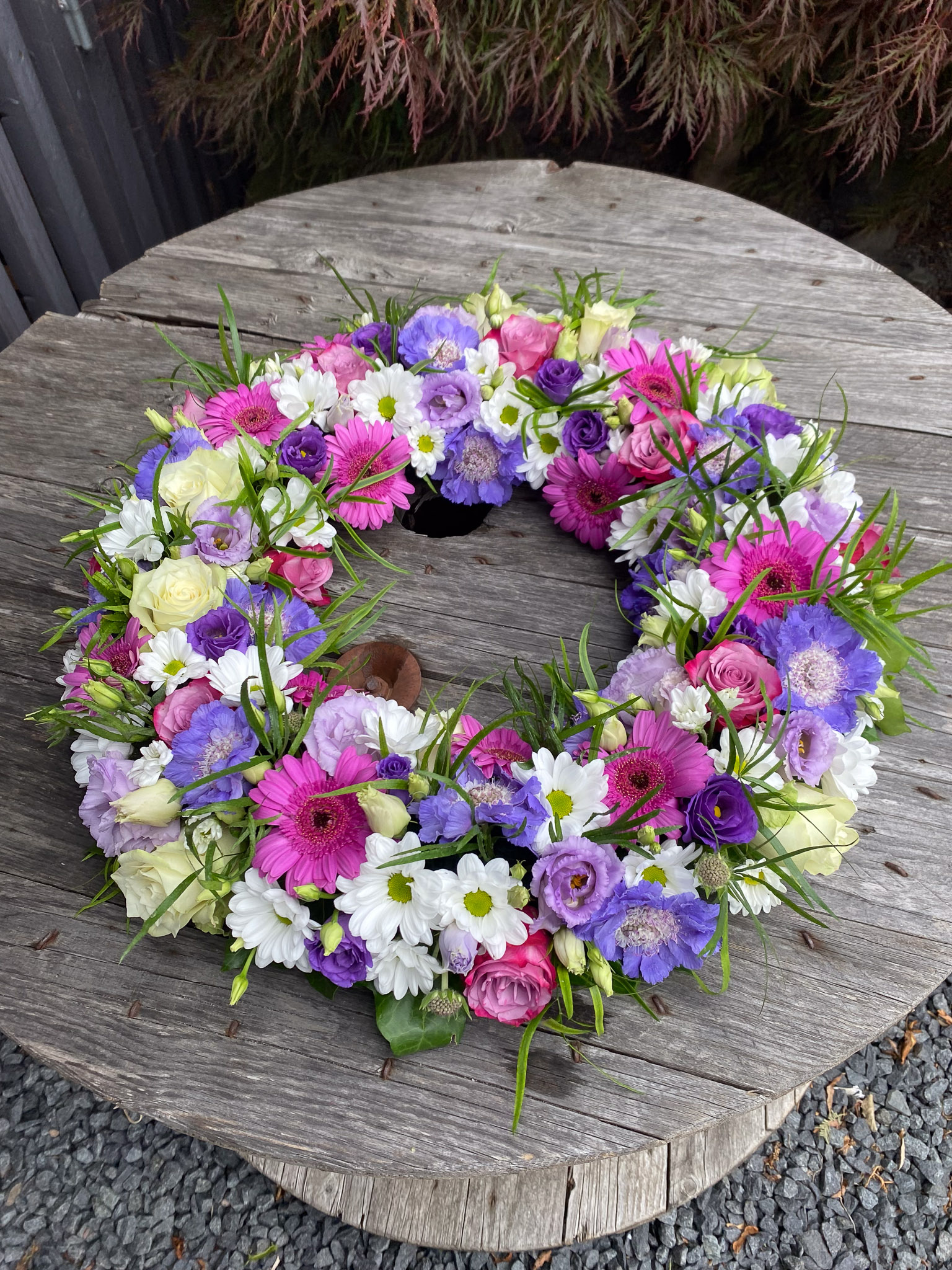 Lilla og flerfarvet blomsterkrans