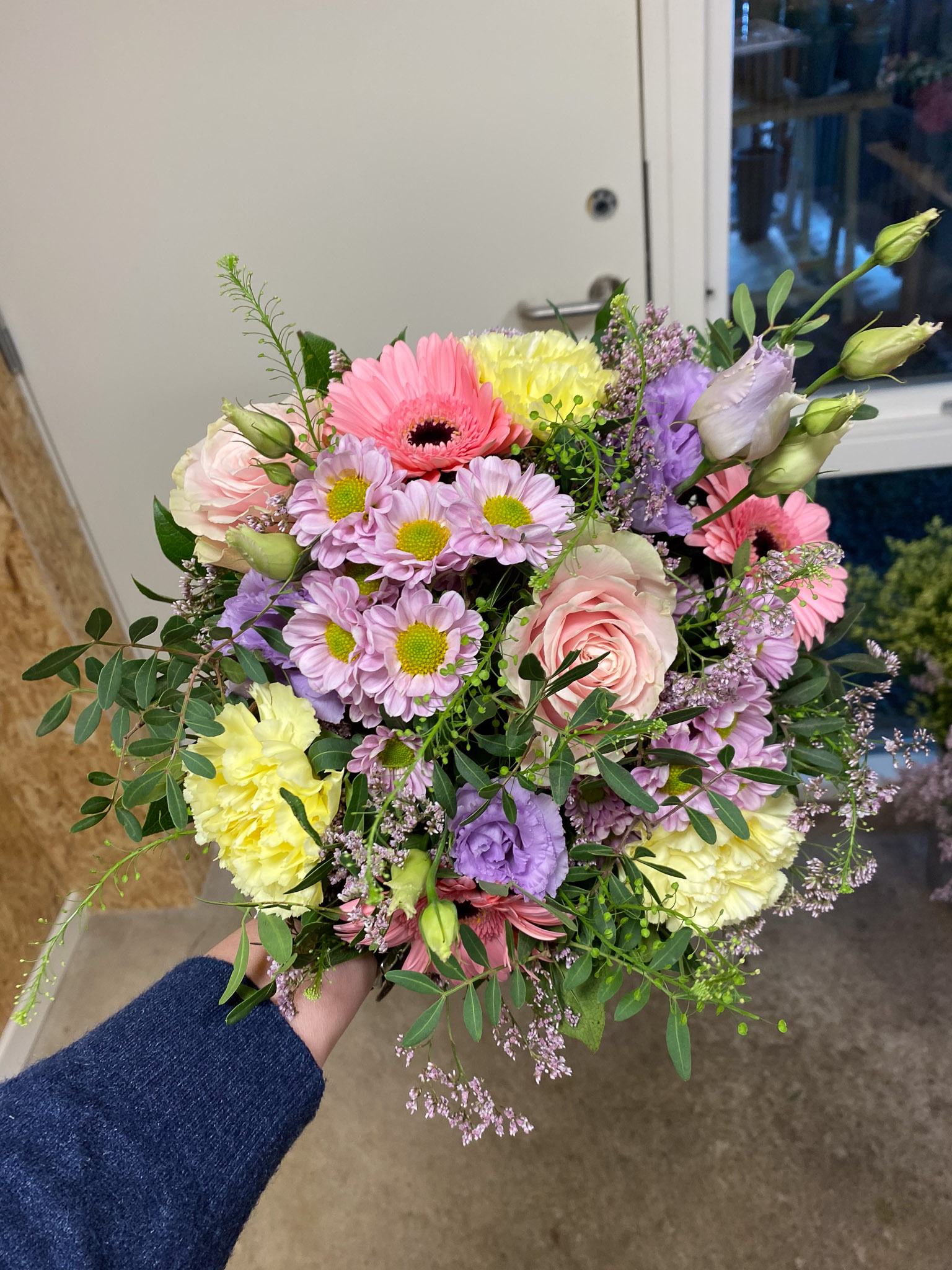 Buket med orange og rosa blomster