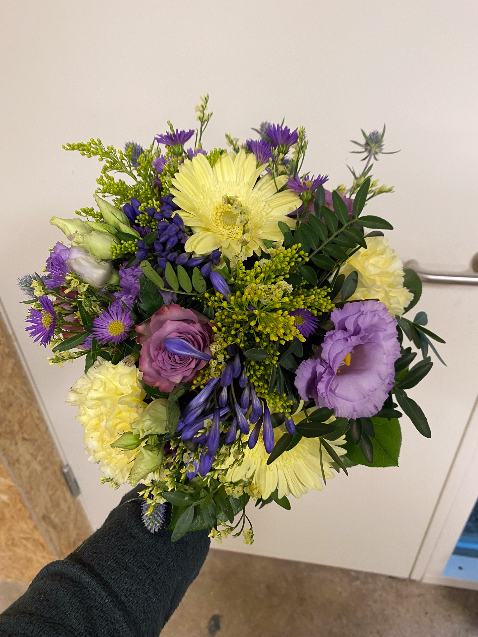 Buket med gule og orange blomster