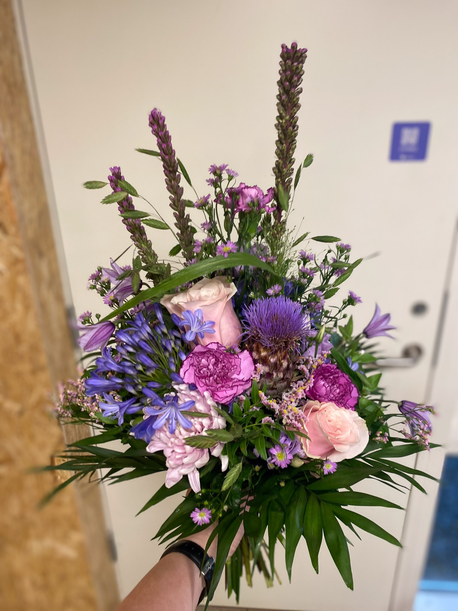 Buket med lilla og blå blomster