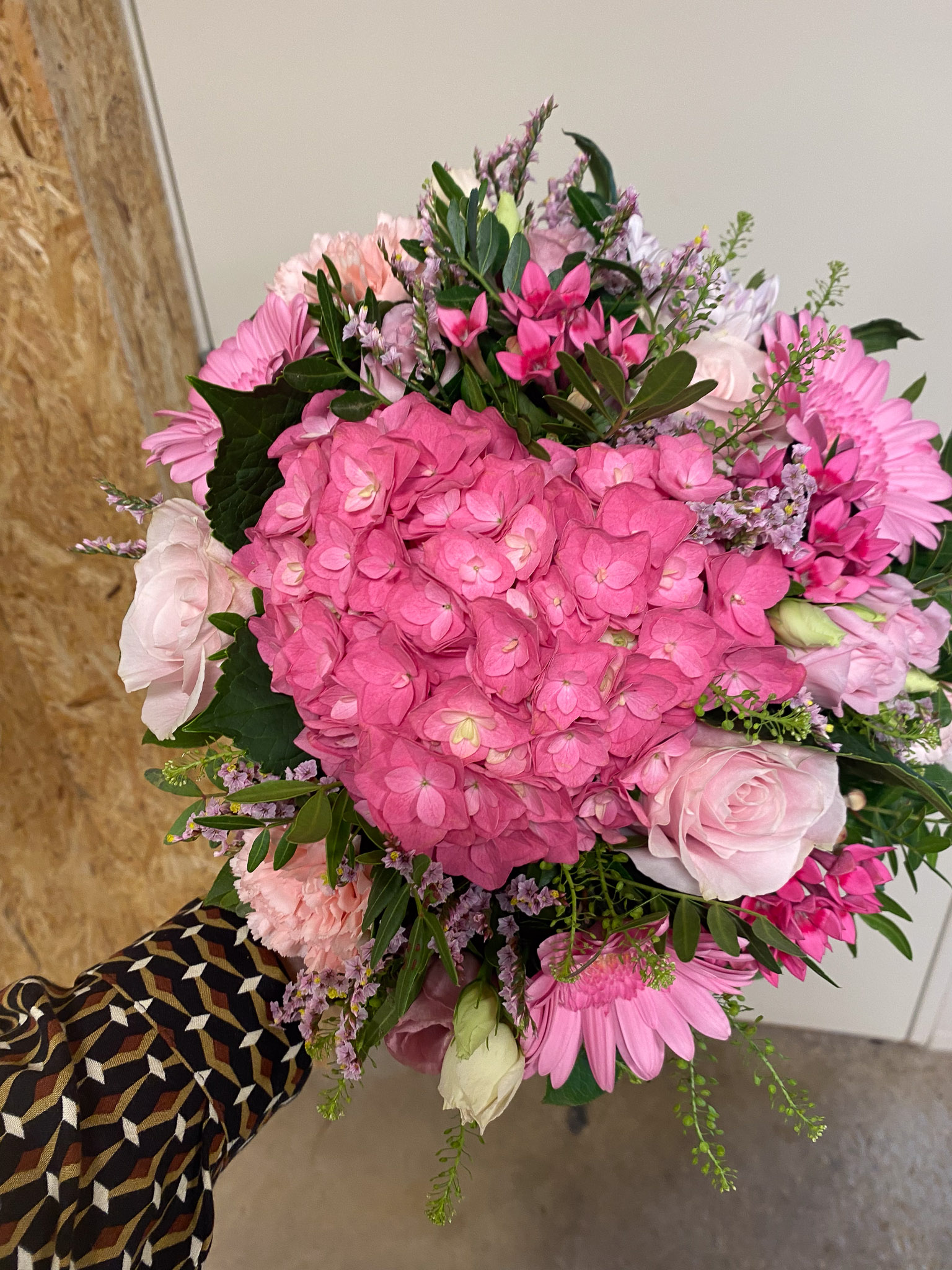 Buket med pink og rosa blomster