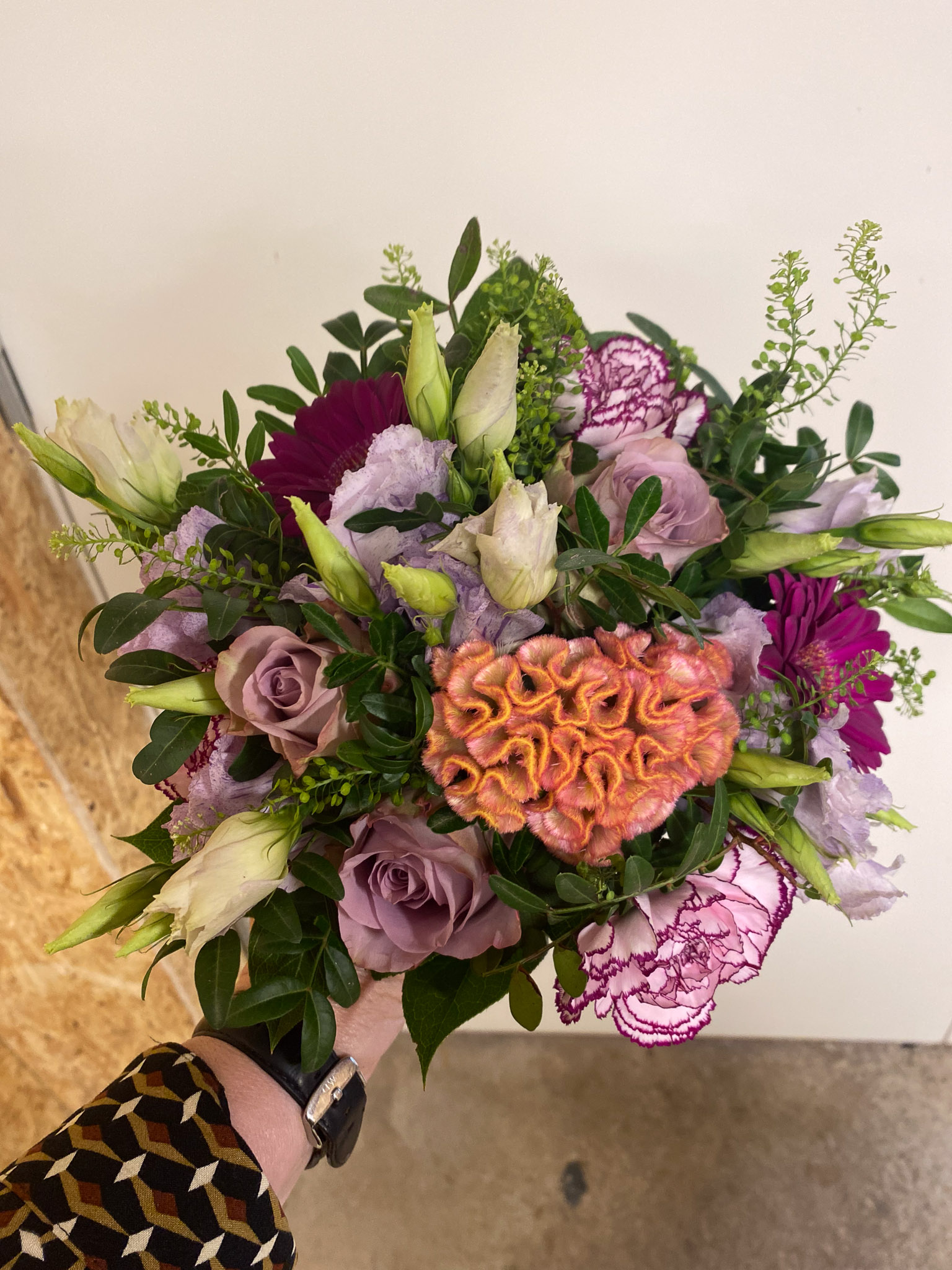 Blomsterhandler med farverig buket