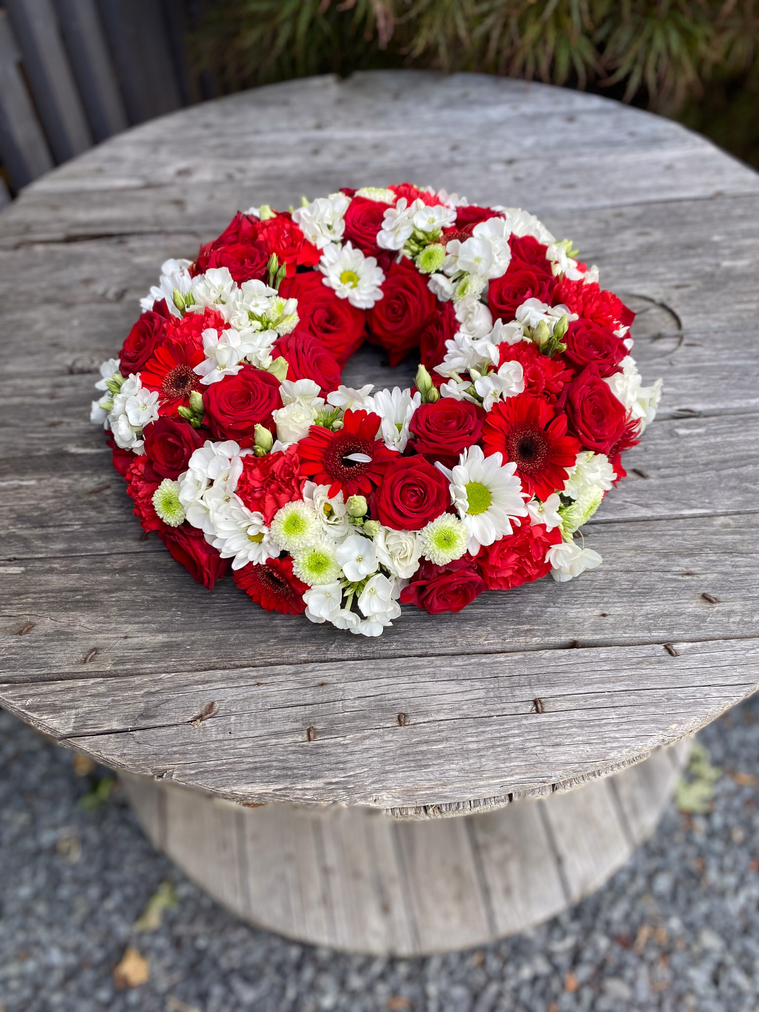Rød og hvid blomsterkrans