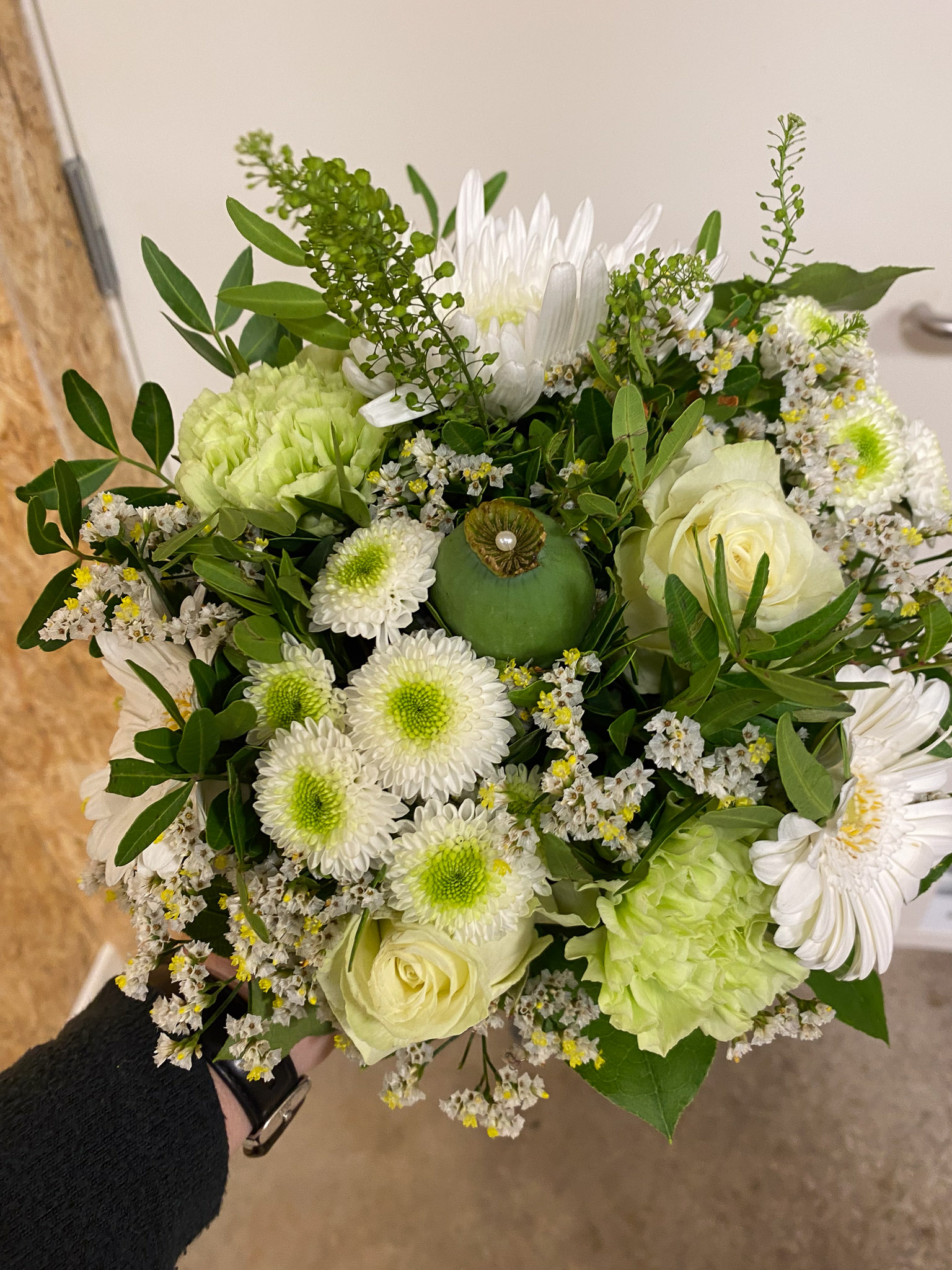 Buket med hvide og lilla blomster