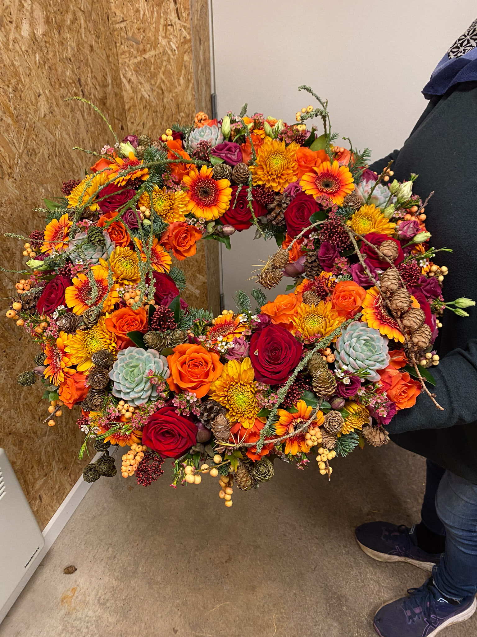 Orange og rød blomsterkrans
