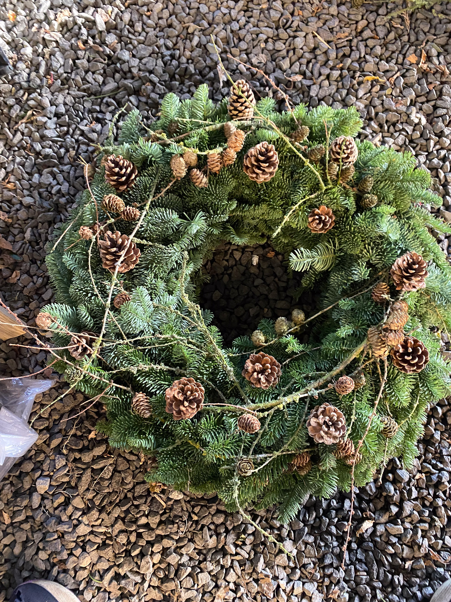Hjerteformet metalstativ med forårsblomster