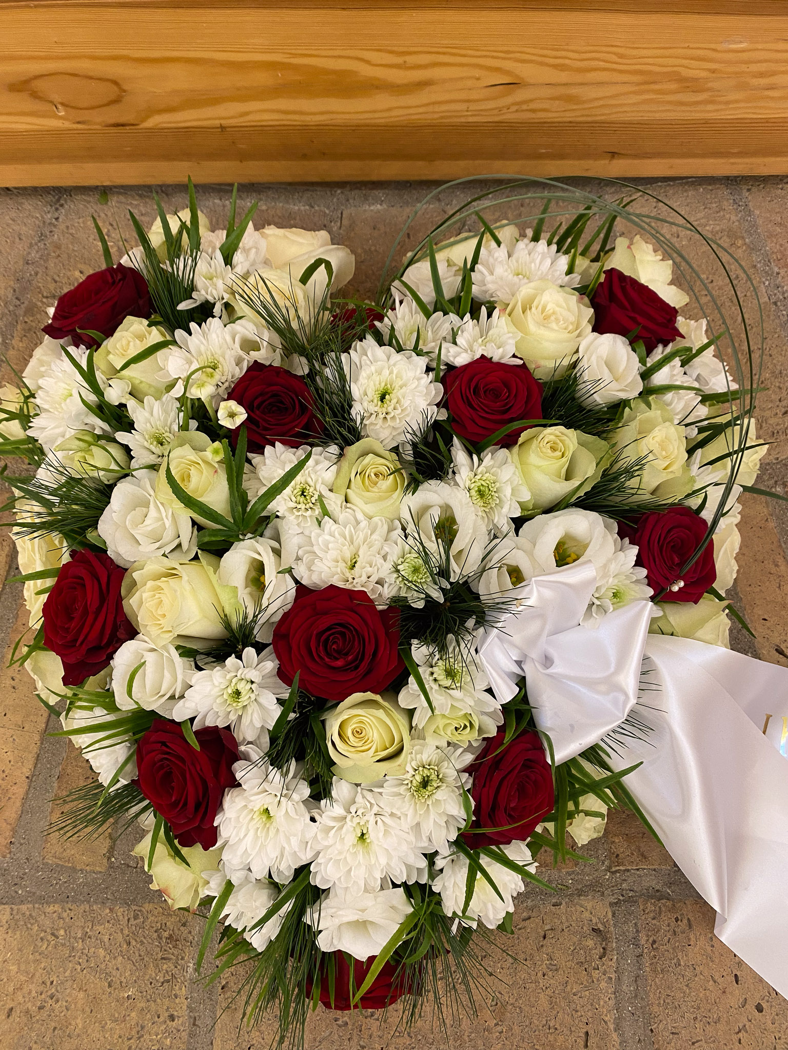 Hvidt og grønt kors af blomster