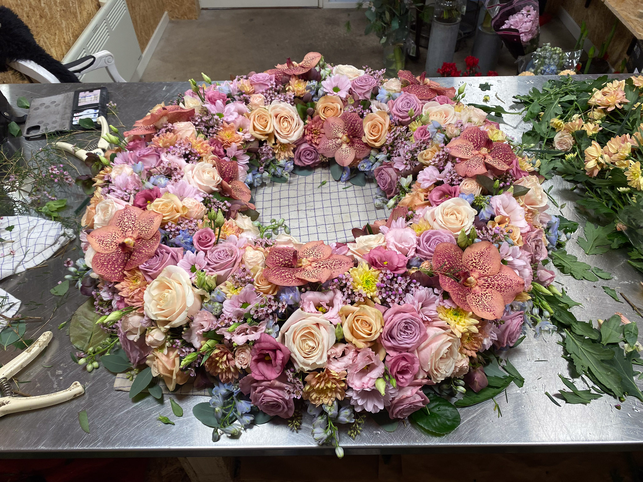 Flerfarvet blomsterkrans