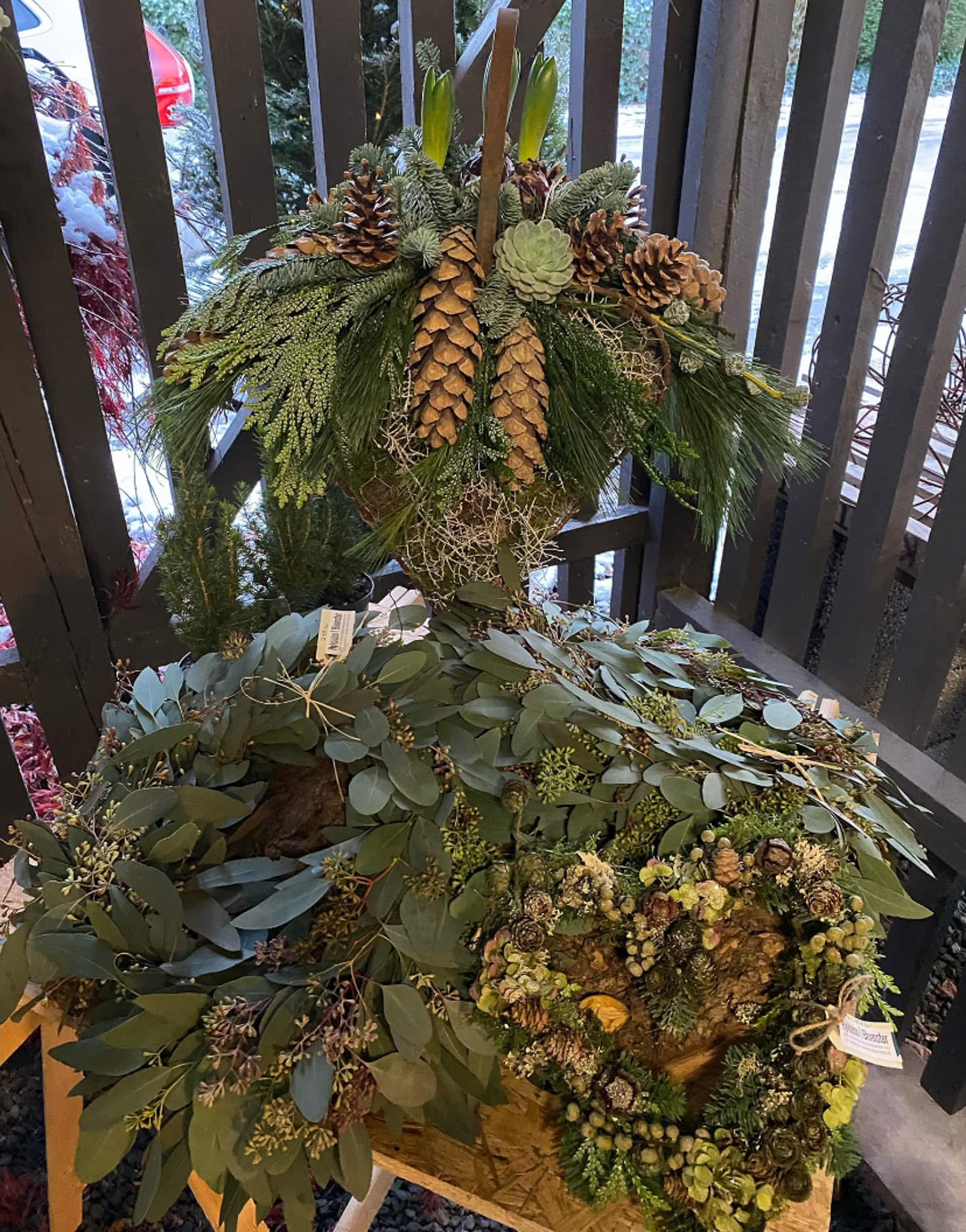 Blomsterhandler pynter en adventsdekoration med lys