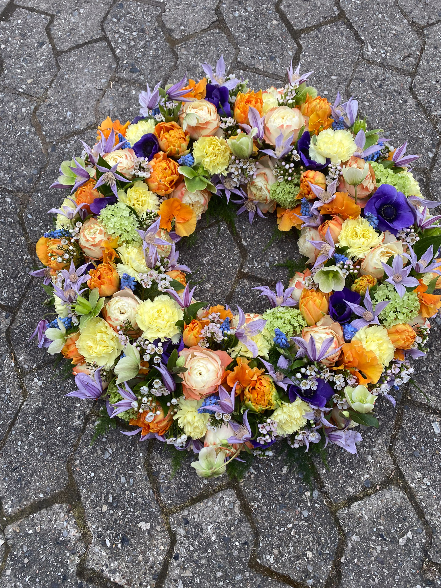 Farverig flerfarvet blomsterkrans