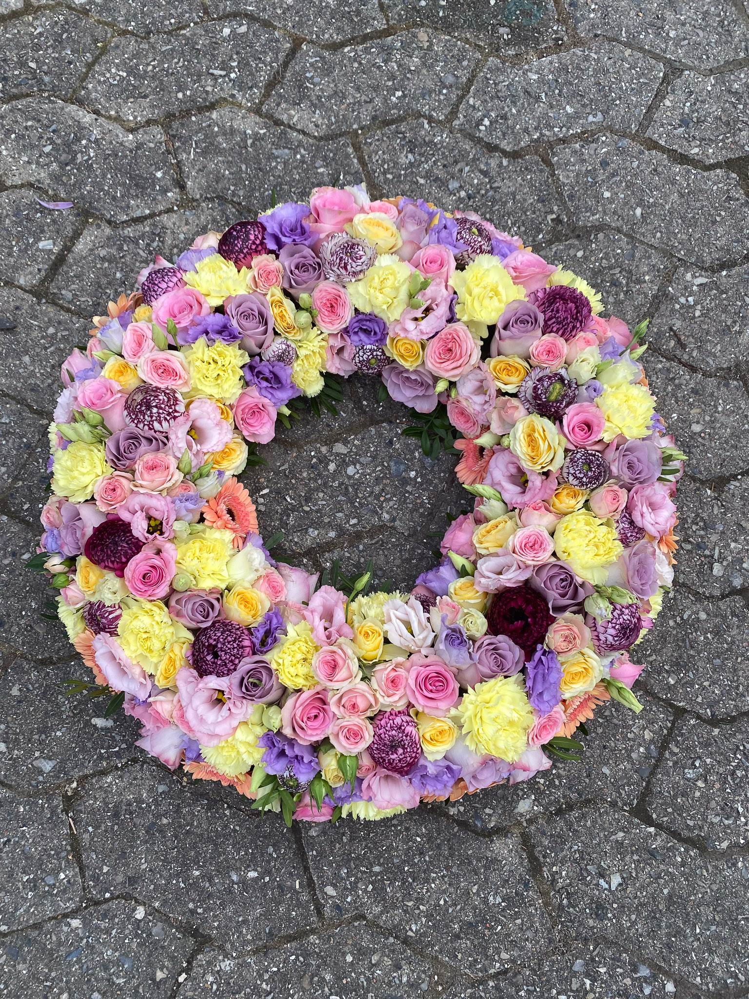 Farverig blomsterkrans i lilla og pink