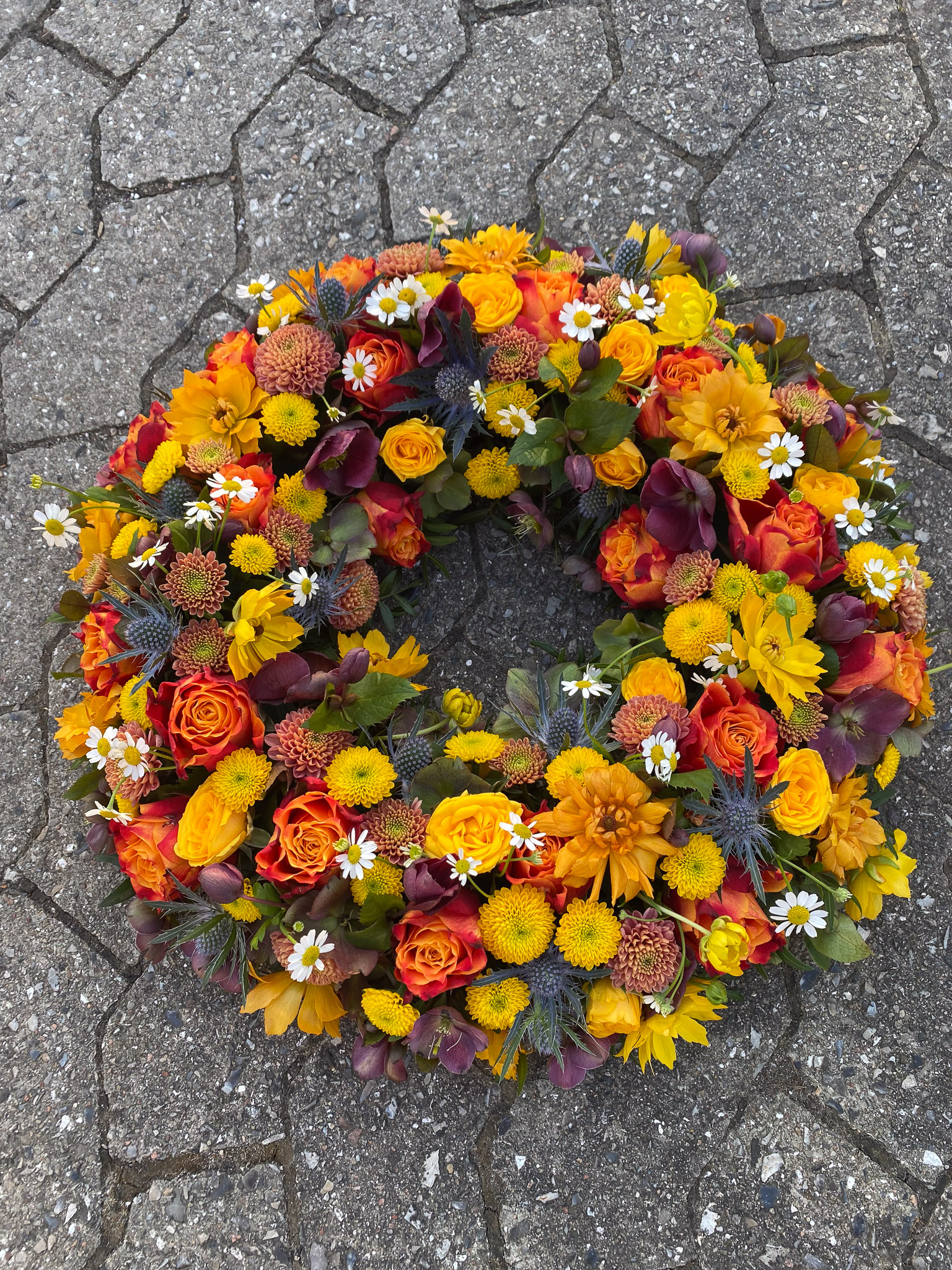 Hvid og cremefarvet blomsterkrans