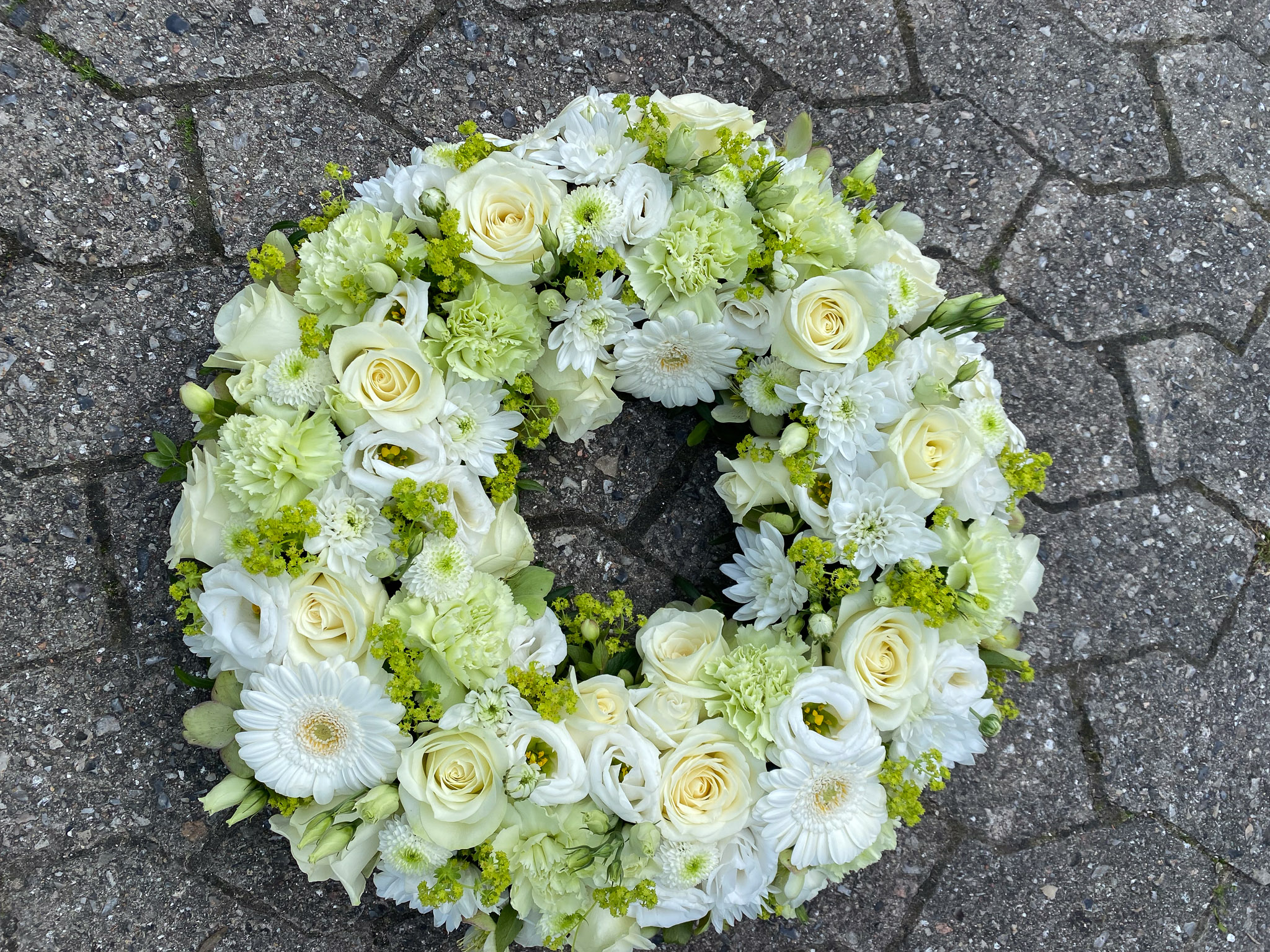 Hvid og cremefarvet blomsterkrans
