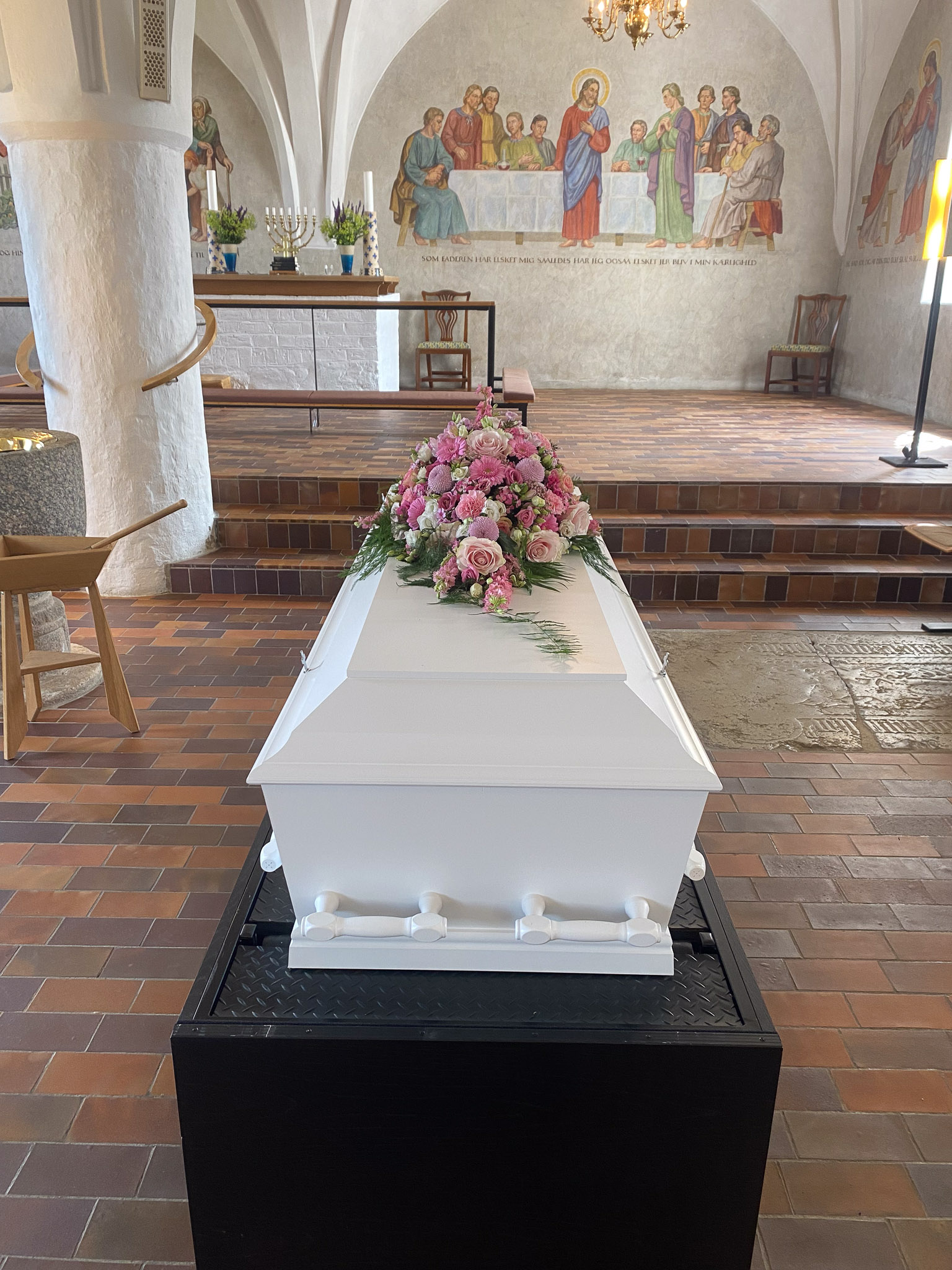 Hvid og cremefarvet kistedekoration