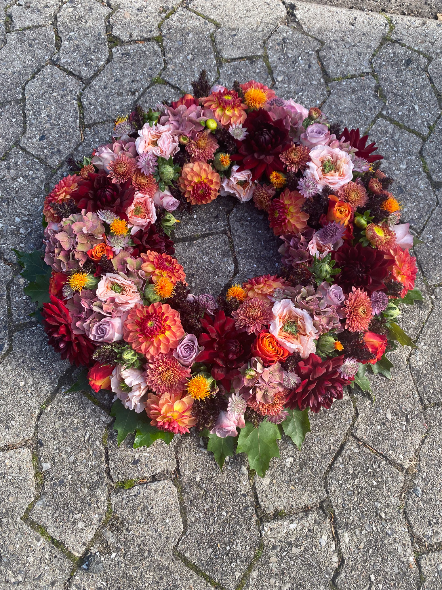 Orange og flerfarvet blomsterkrans