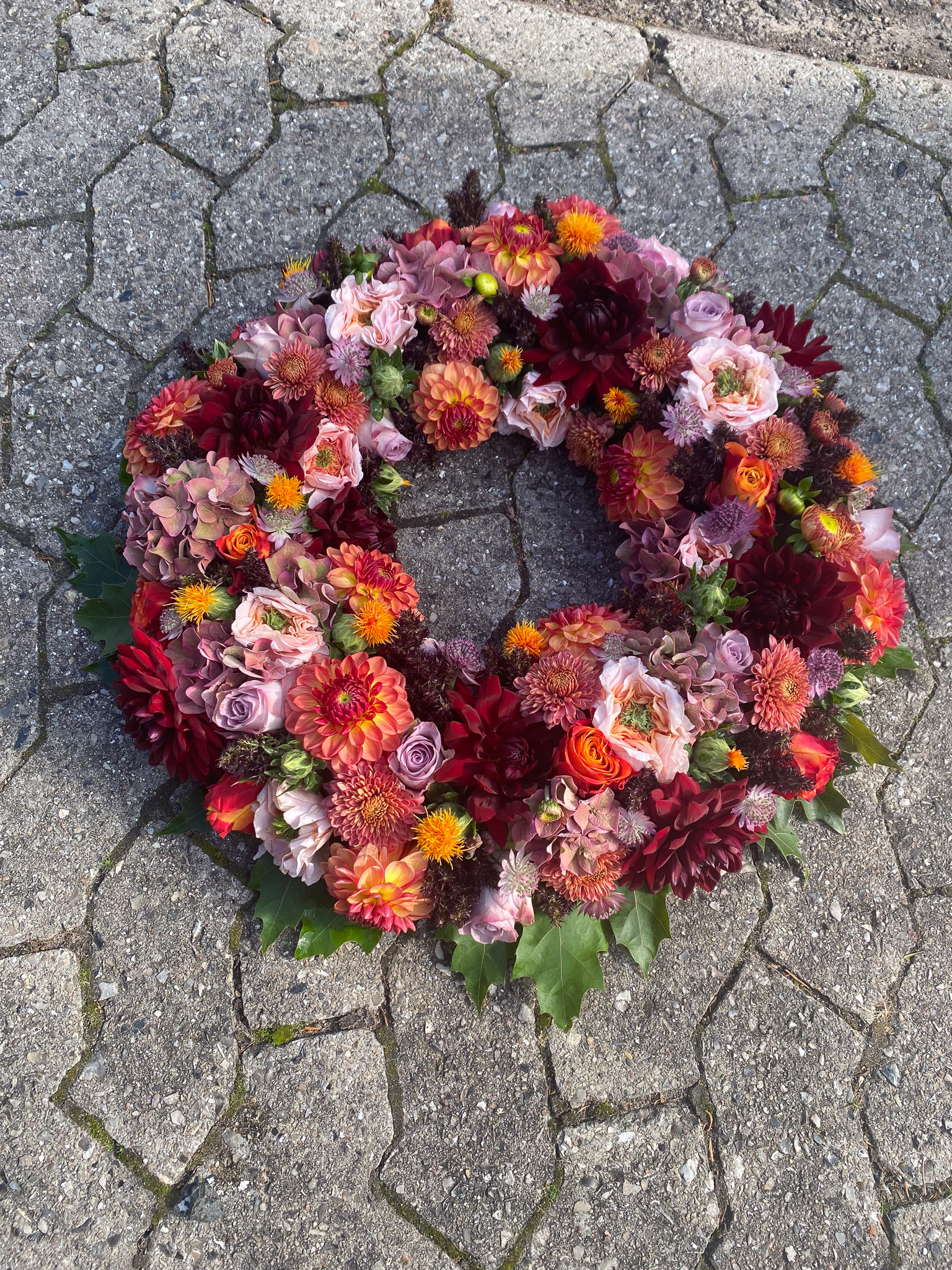 Pink og flerfarvet blomsterkrans