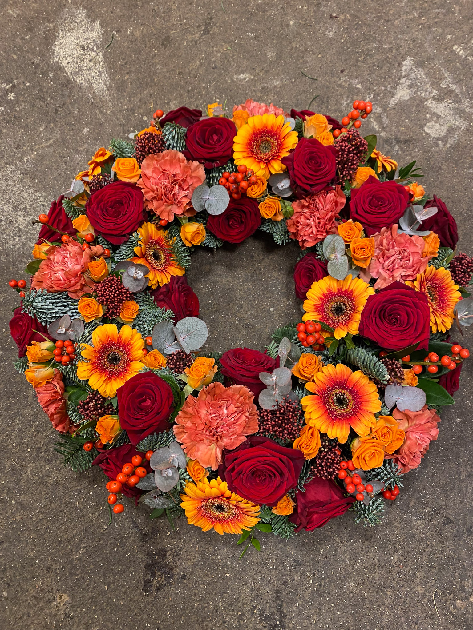 Orange og flerfarvet blomsterkrans