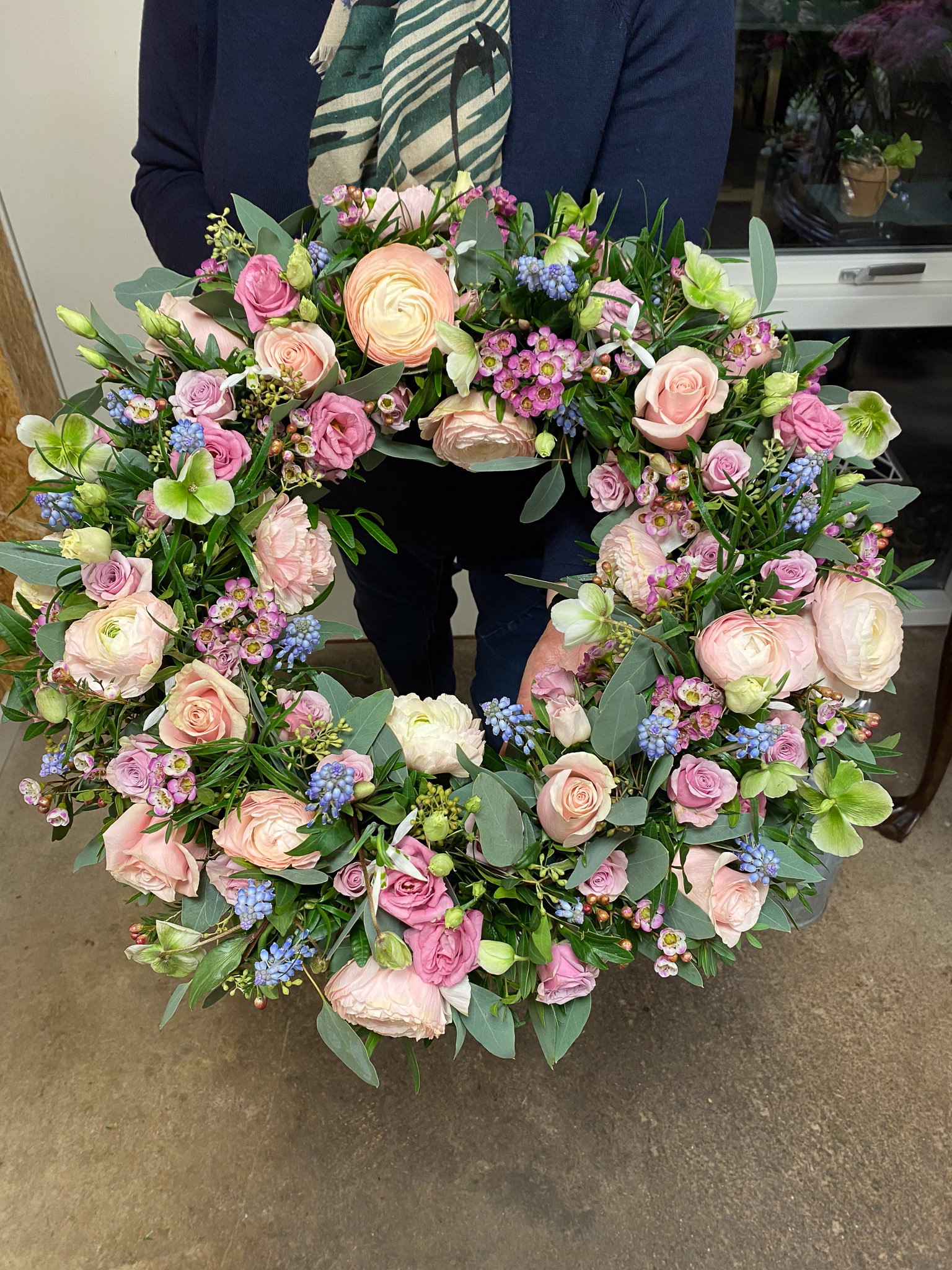 Lyserosa og cremefarvet blomsterkrans
