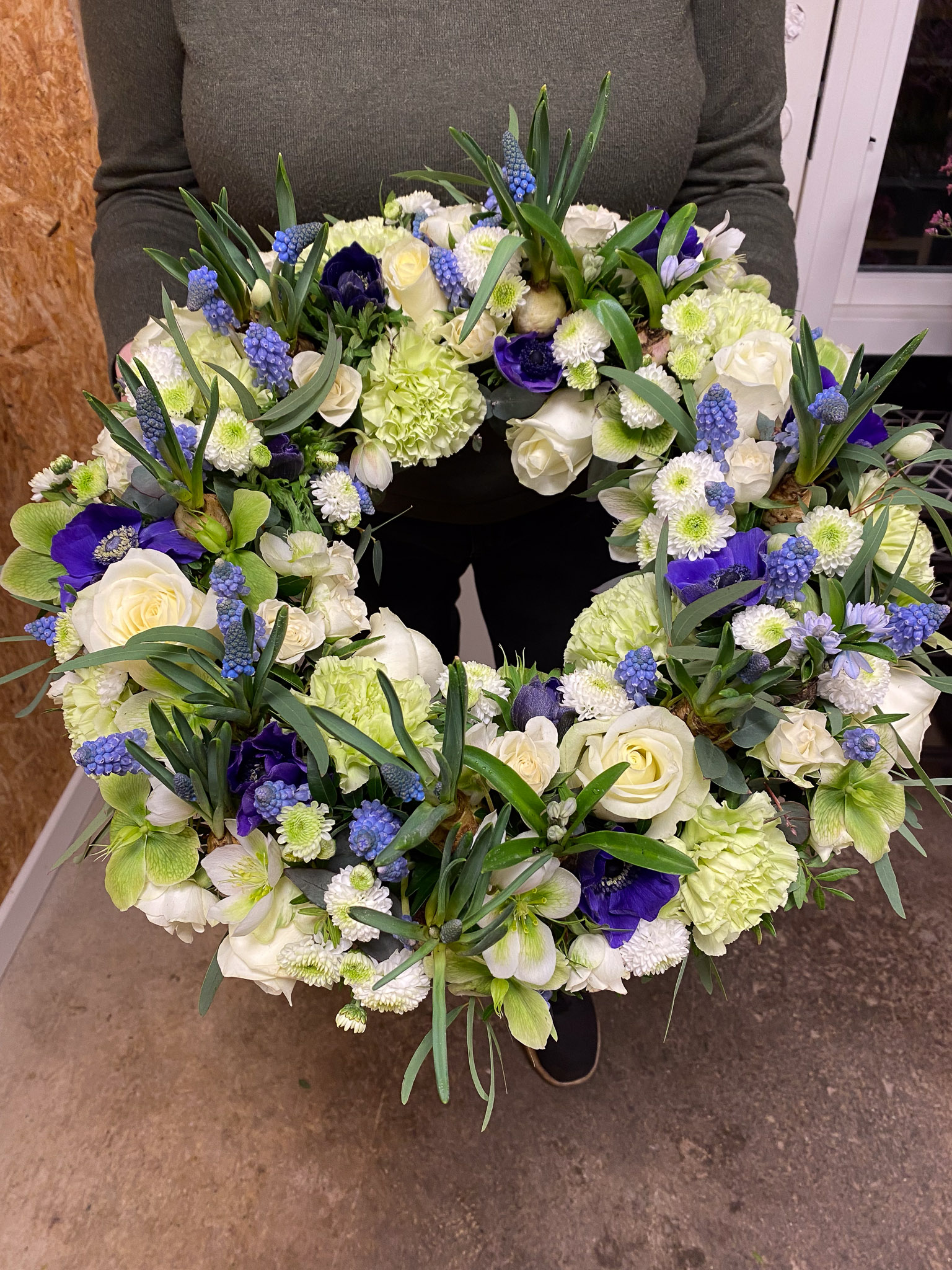 Mørkerød blomsterkrans