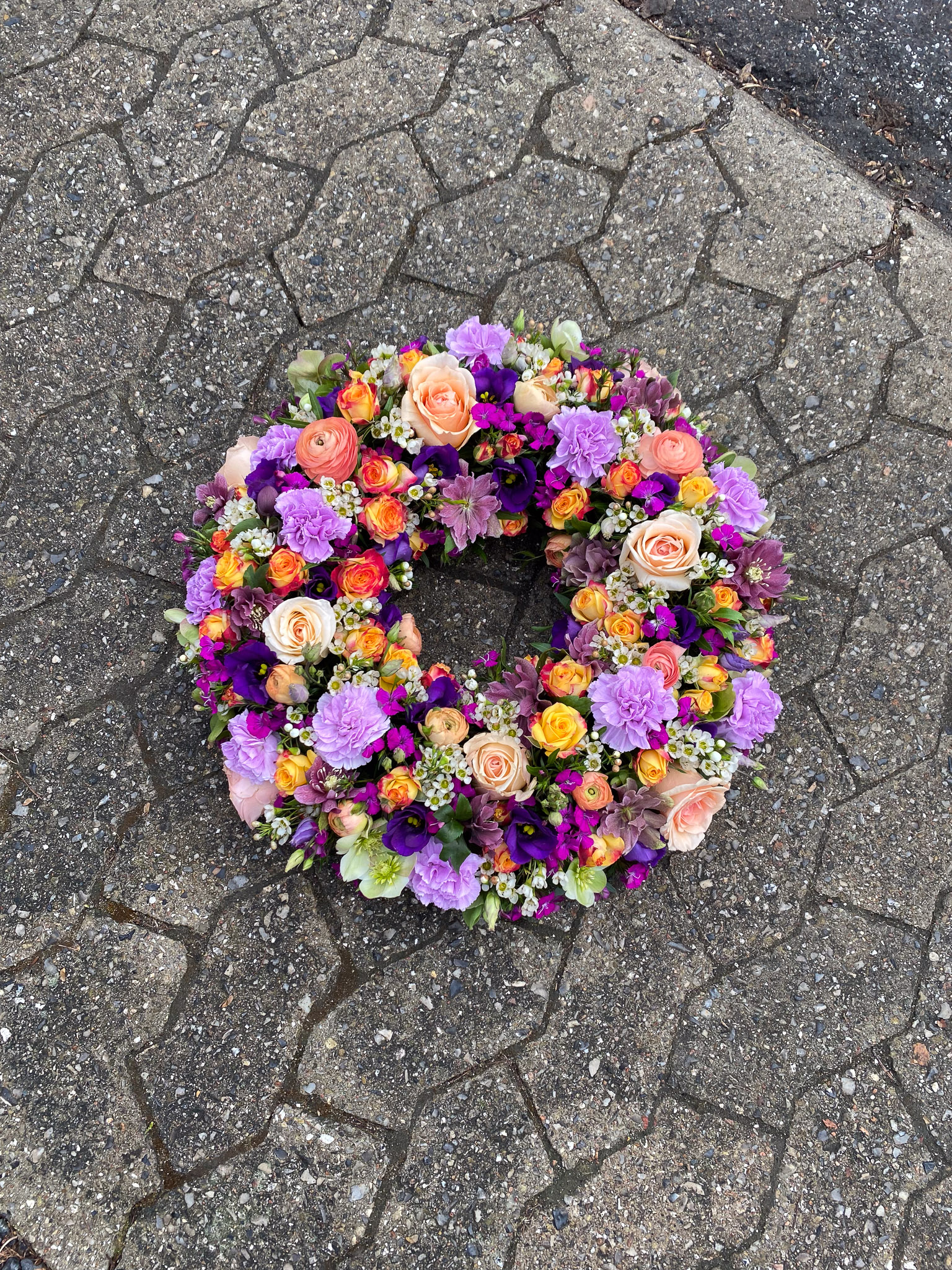 Rød og pink blomsterkrans