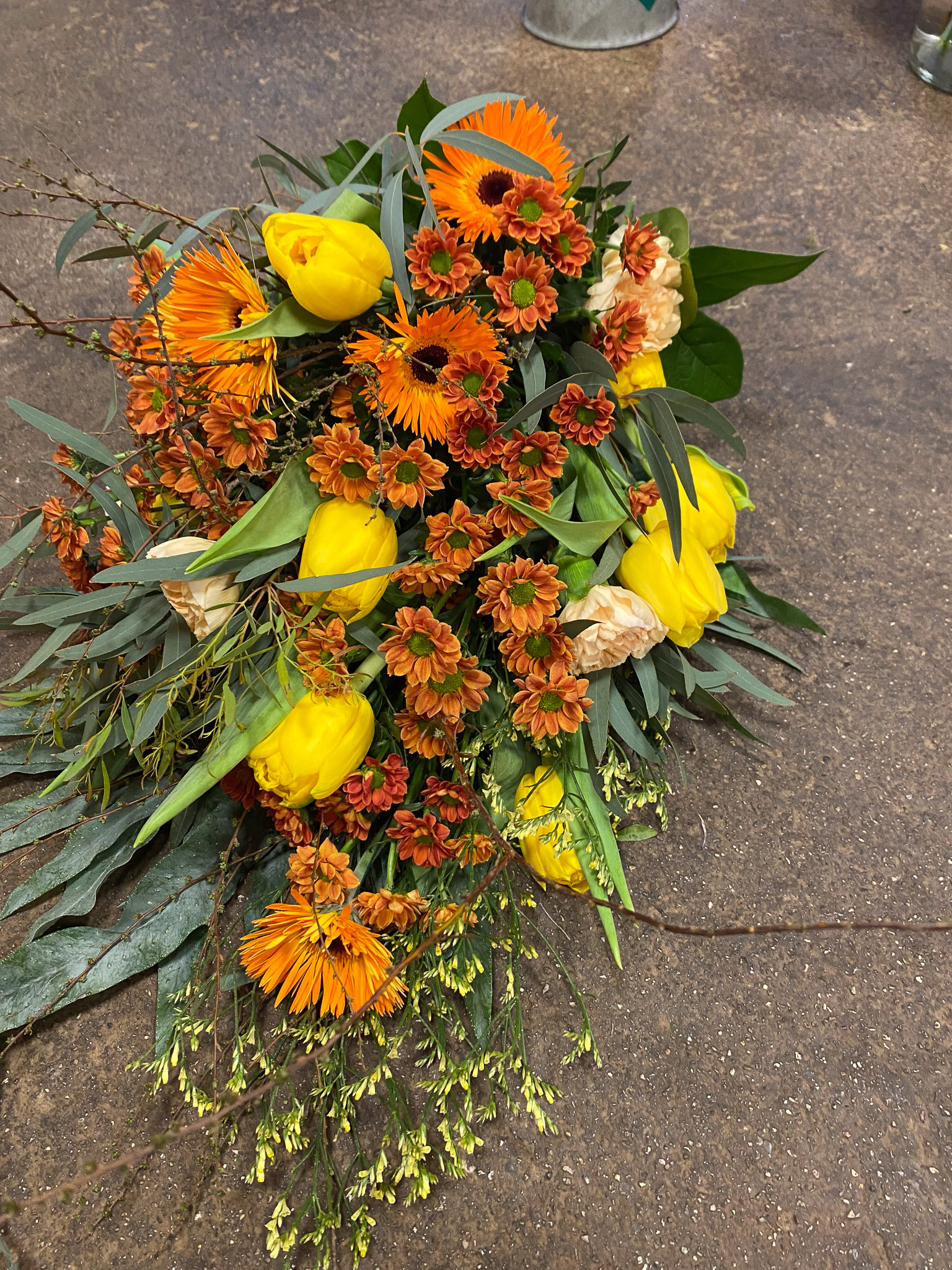 Gul og orange båredekoration