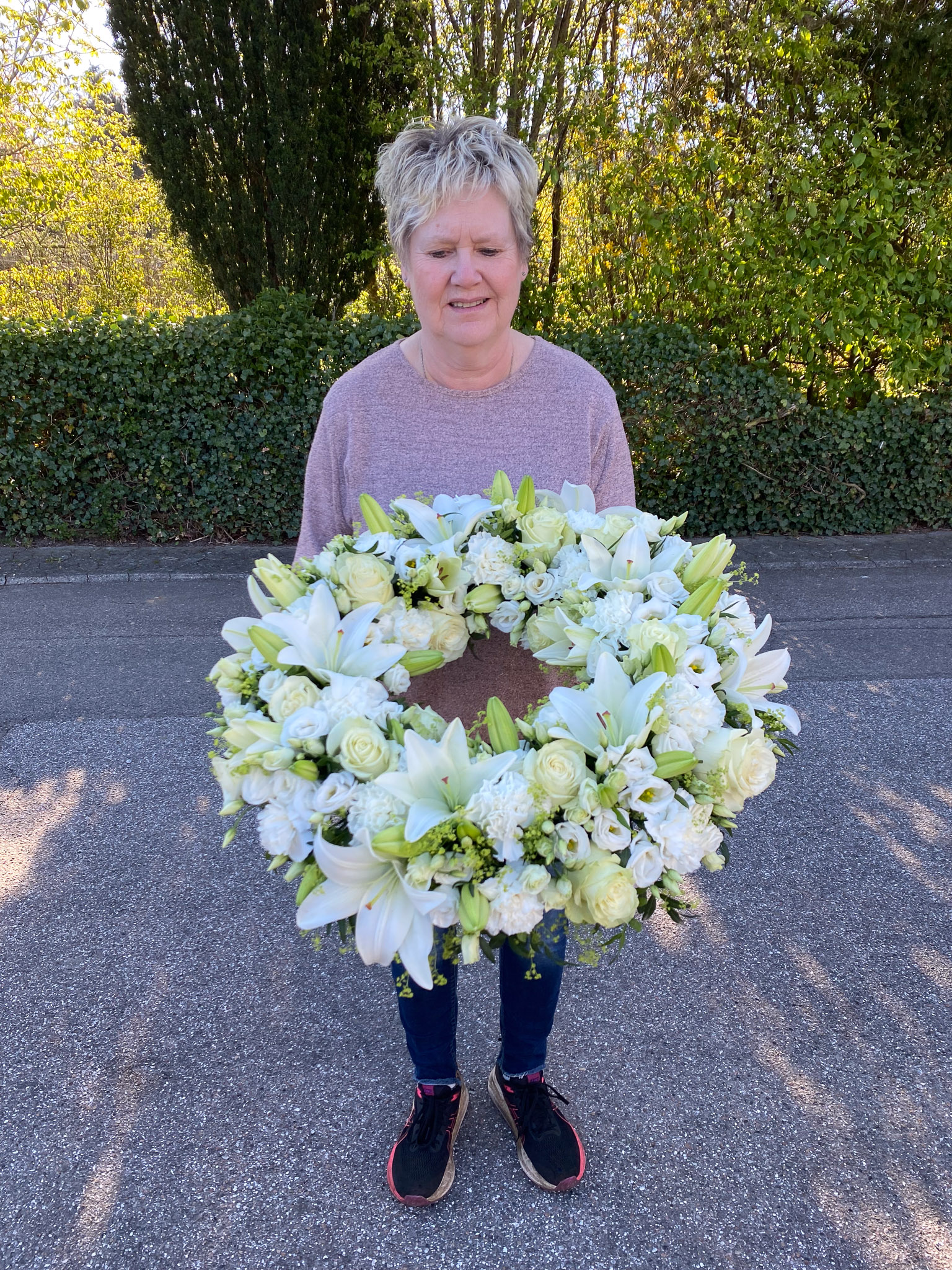 Hvid og cremefarvet blomsterkrans