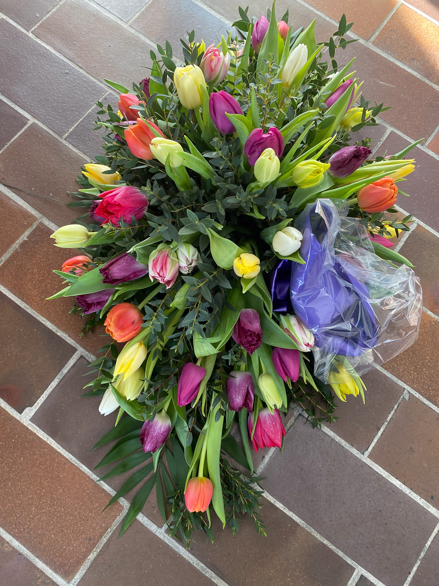 Farverig båredekoration med tulipaner i lilla, gul, orange og hvid