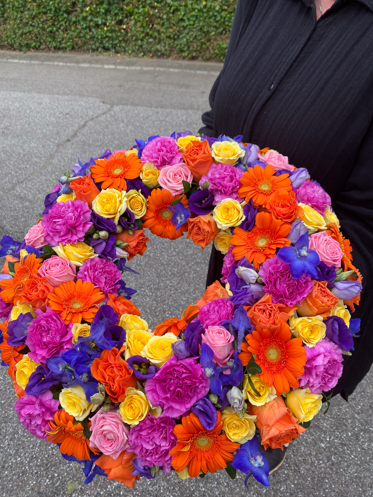 Blå og lilla blomsterkrans