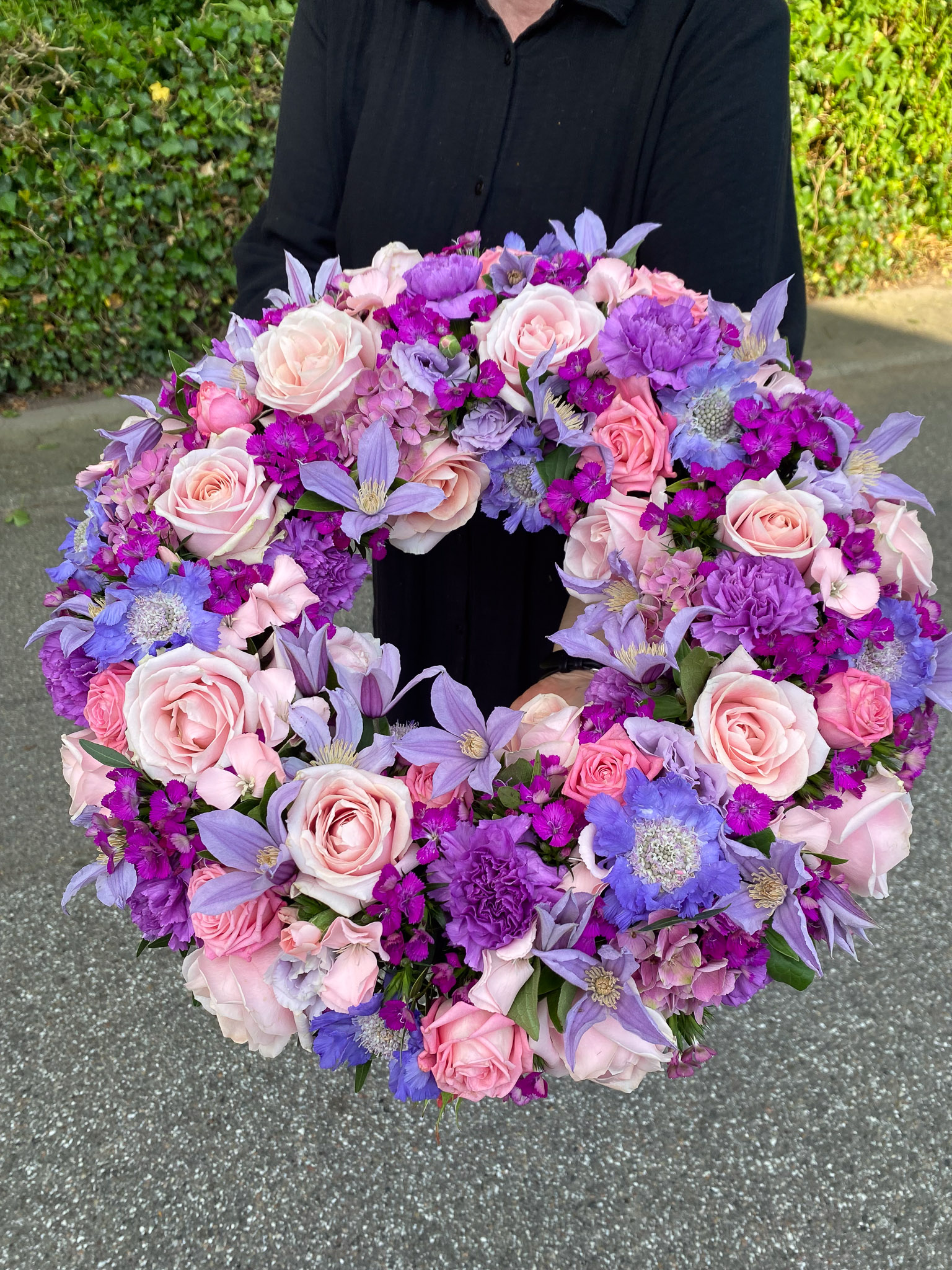 Lilla og flerfarvet blomsterkrans