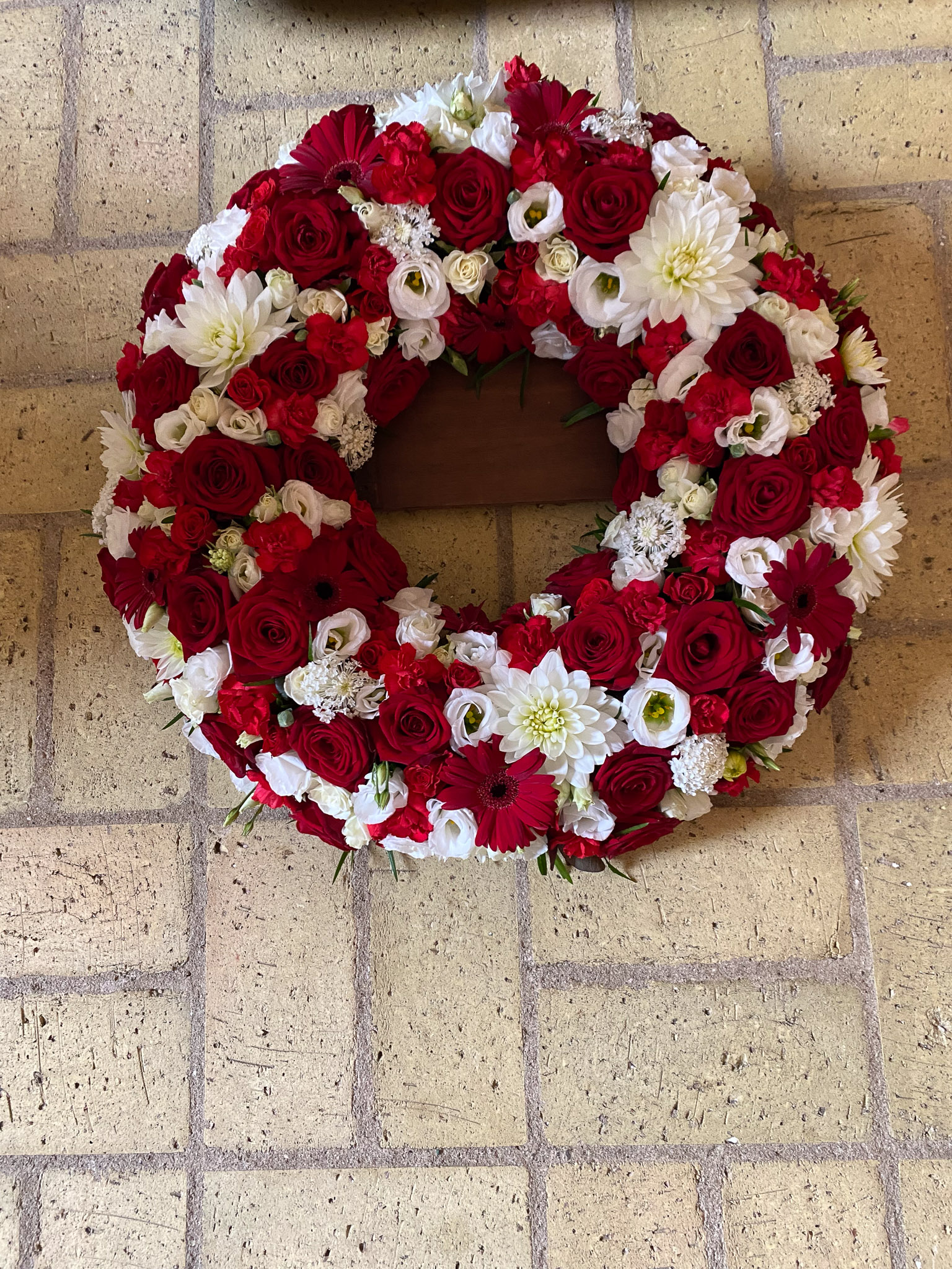 Cremefarvet og hvid blomsterkrans