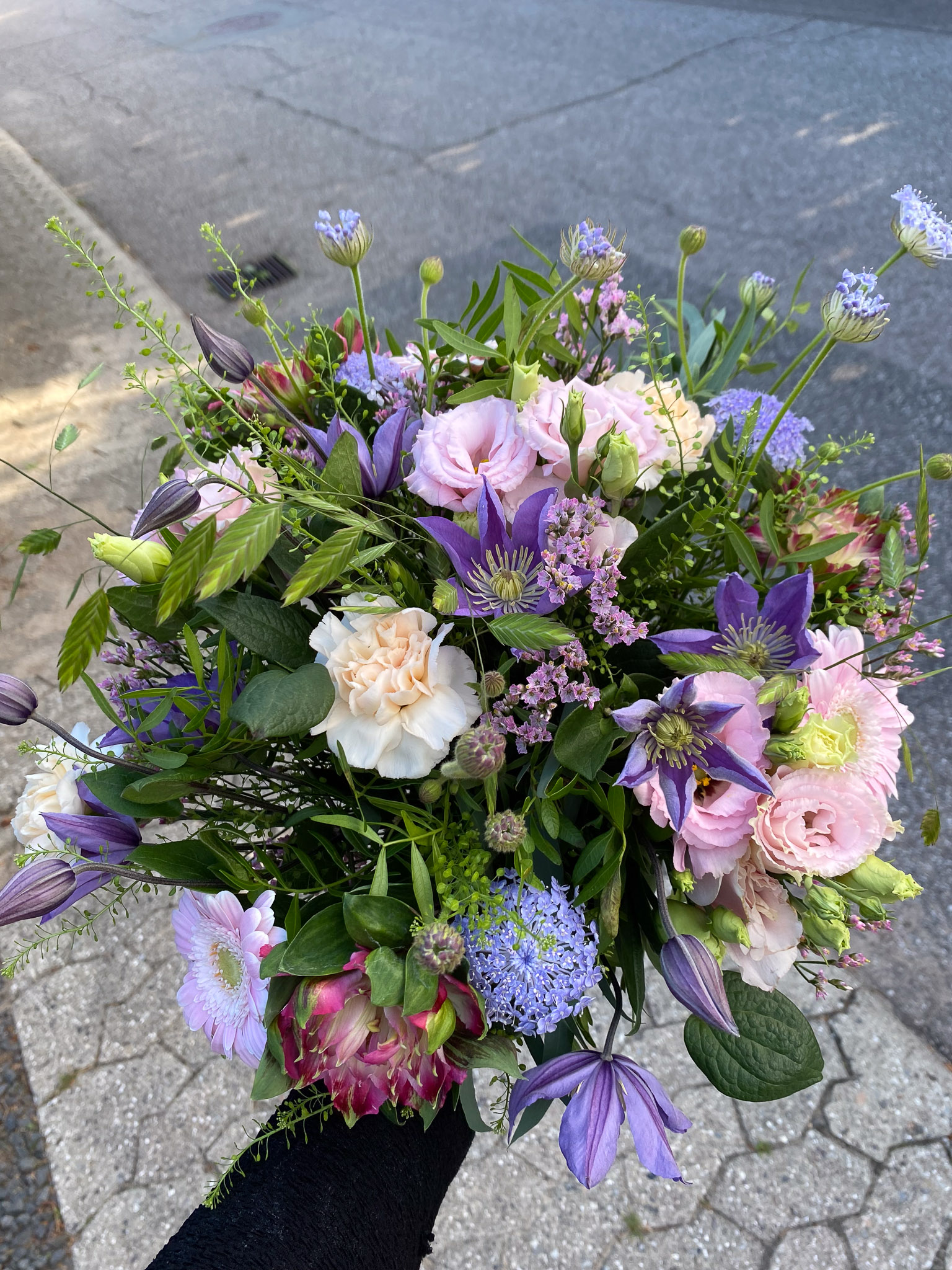Blomsterhandler pakker en buket