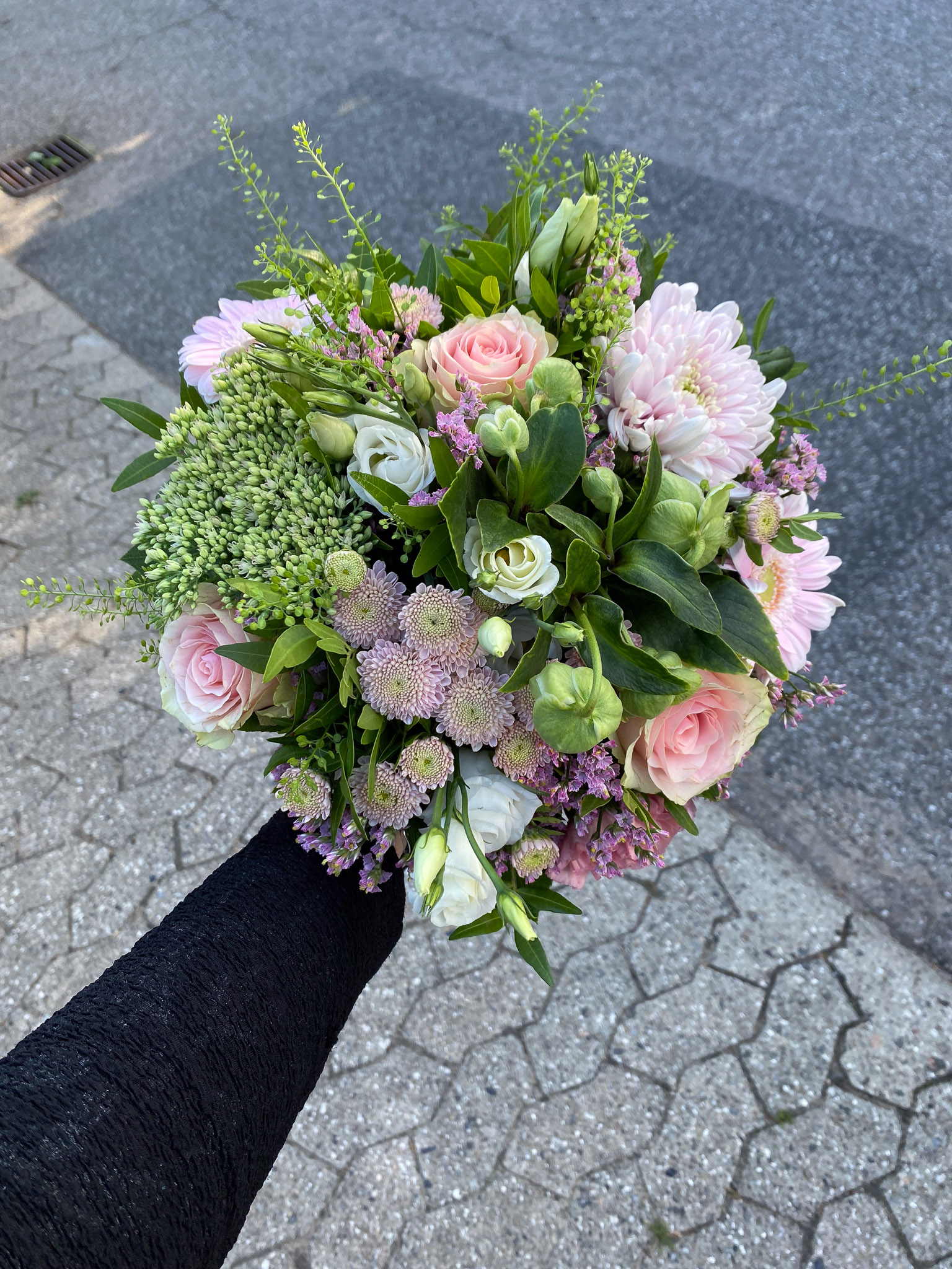 Blomsterhandler pakker en buket
