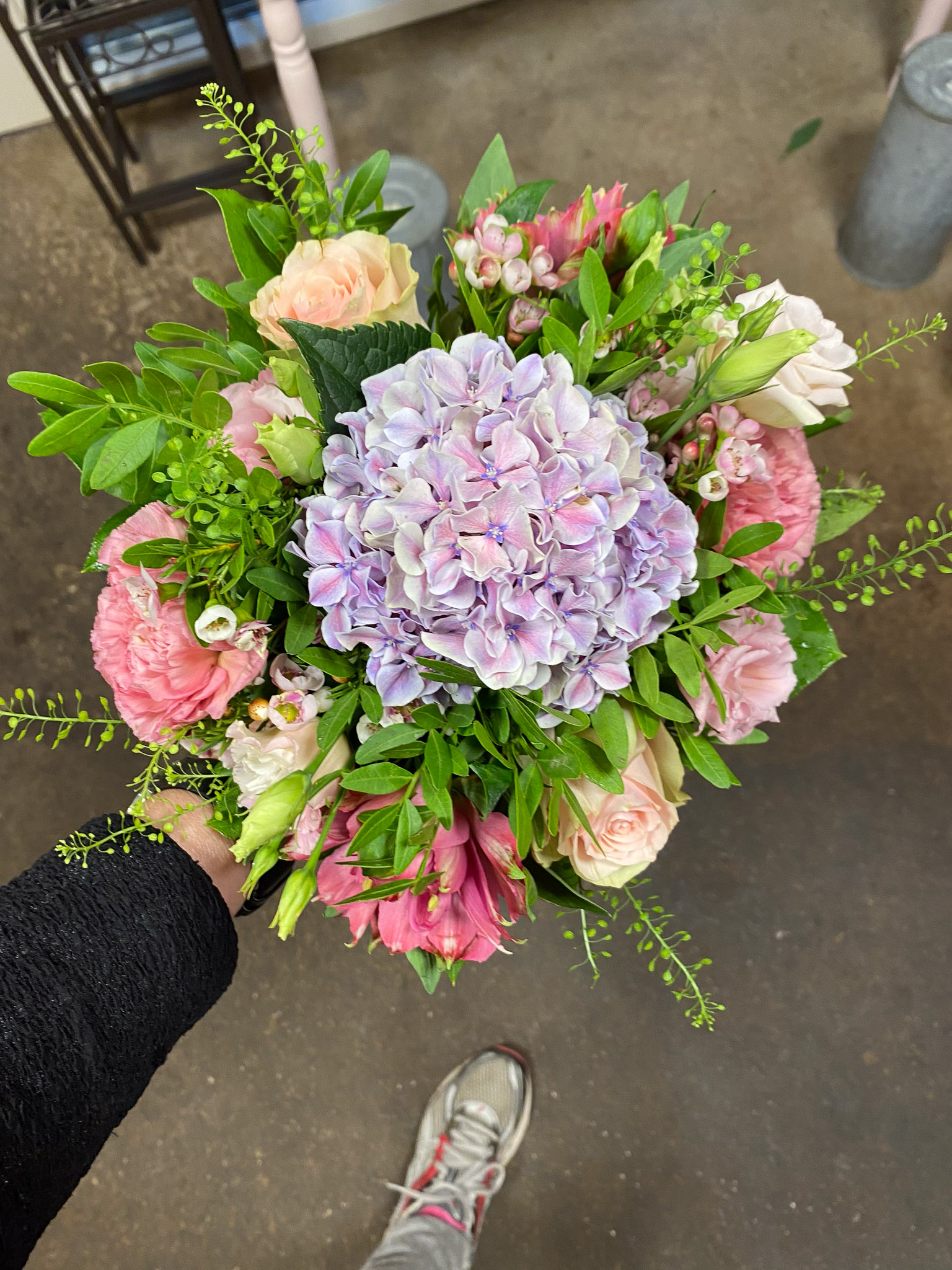 Buket med blå og lilla blomster