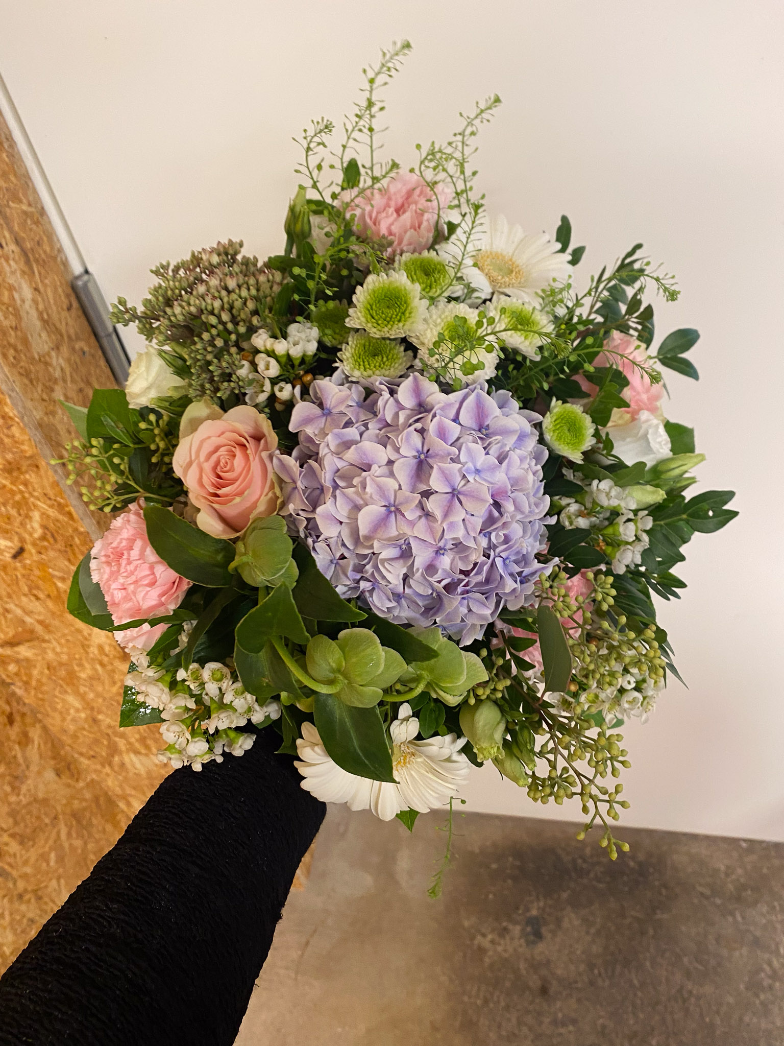 Buket med pink og lilla blomster