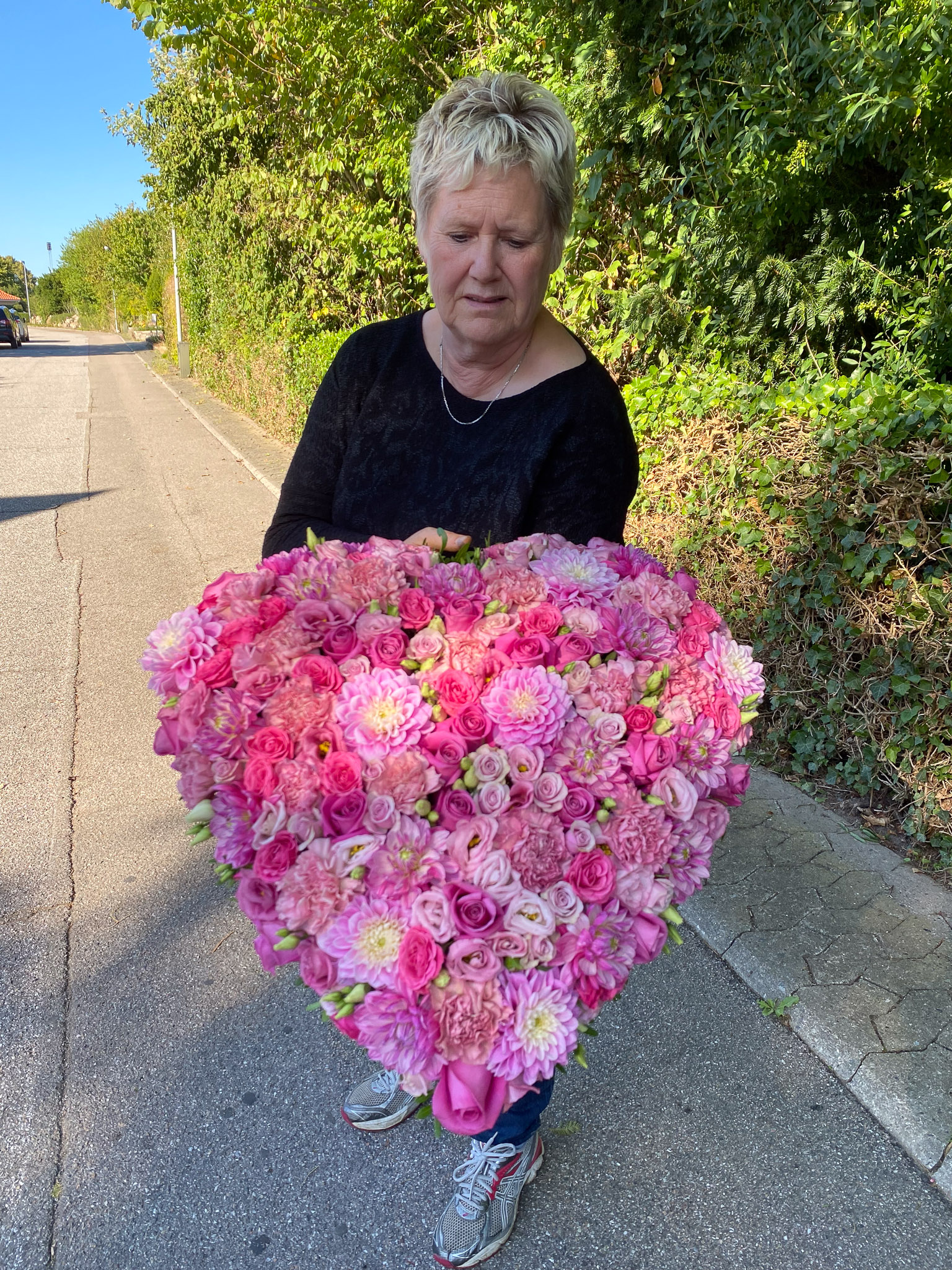 Lyserødt hjerte holdt af blomsterhandler