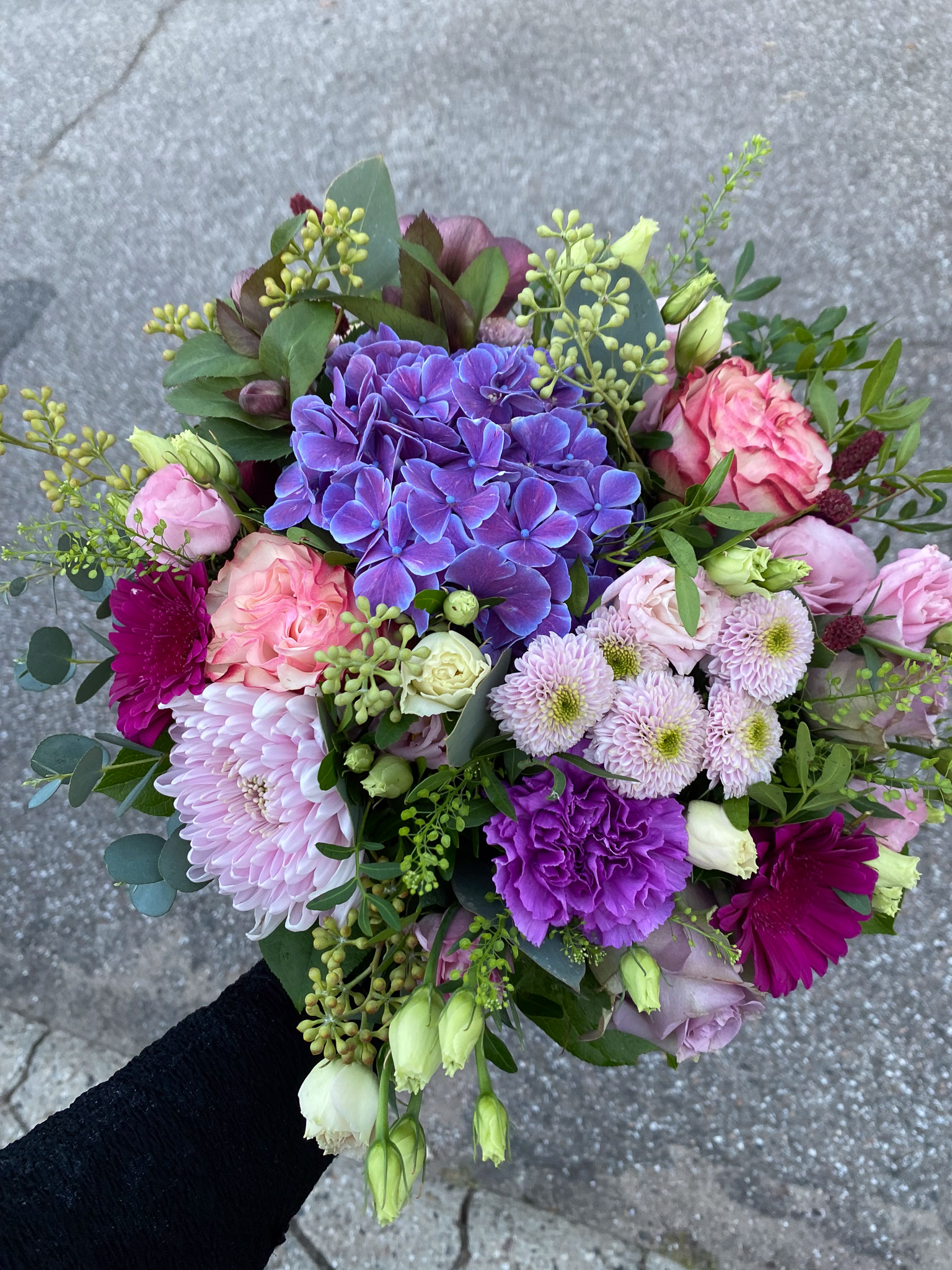 Blomsterhandler holder en buket