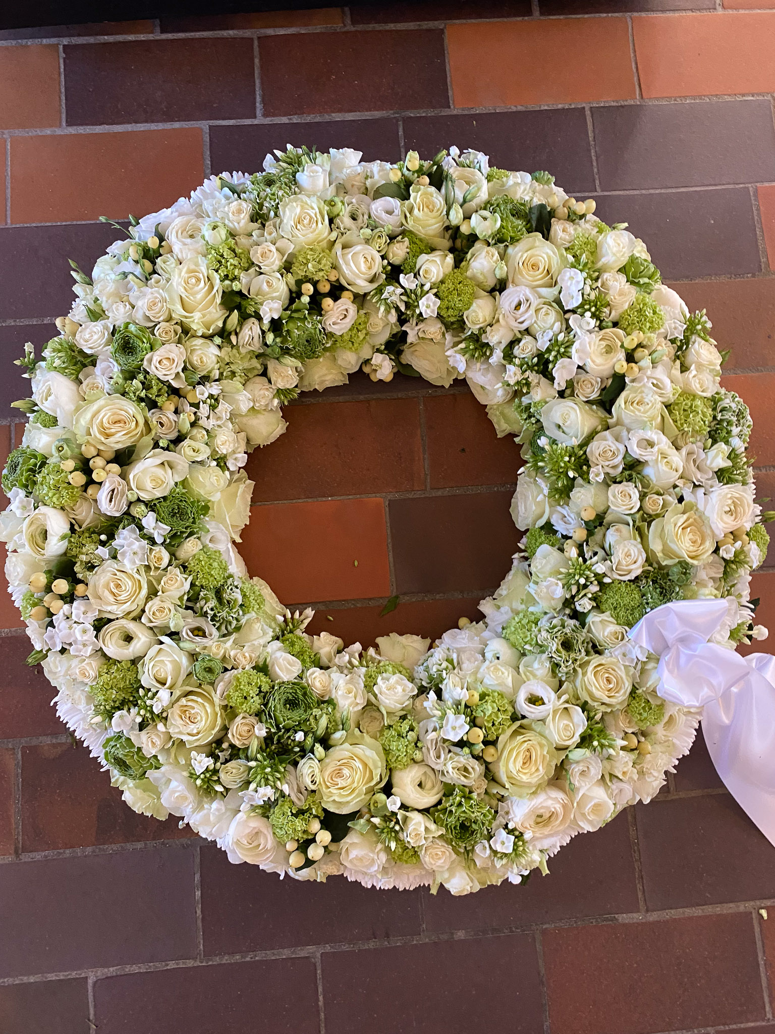 Creme, hvid og grøn blomsterkrans