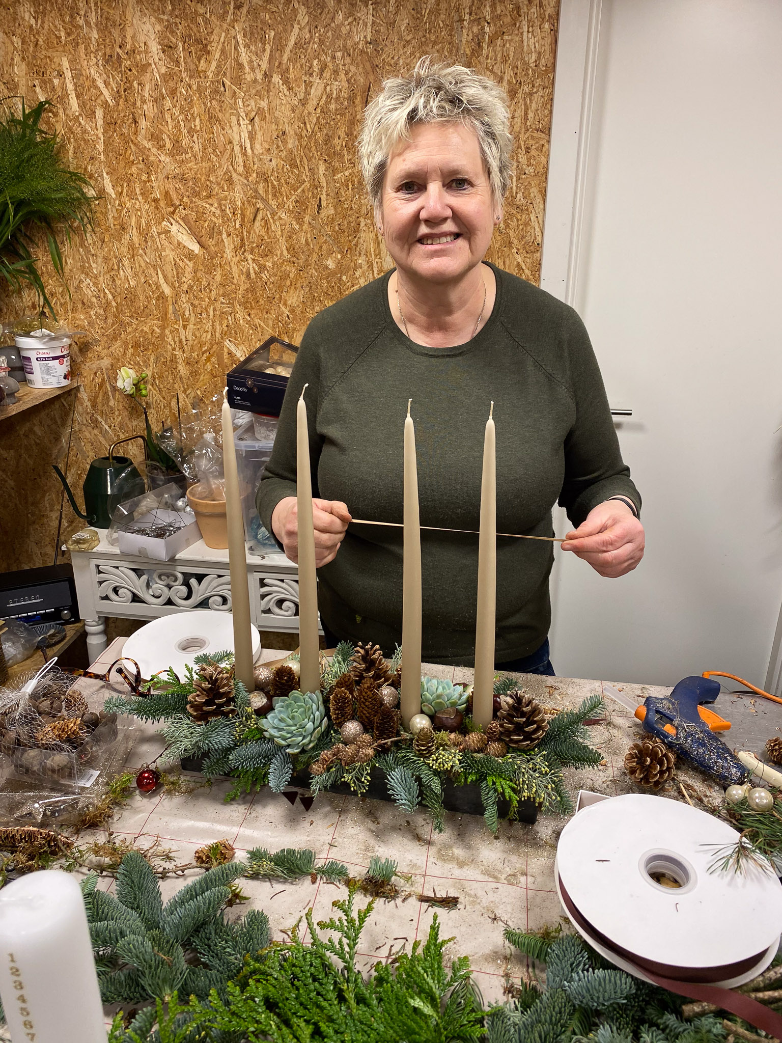 Grøn adventskrans med lys og kogler