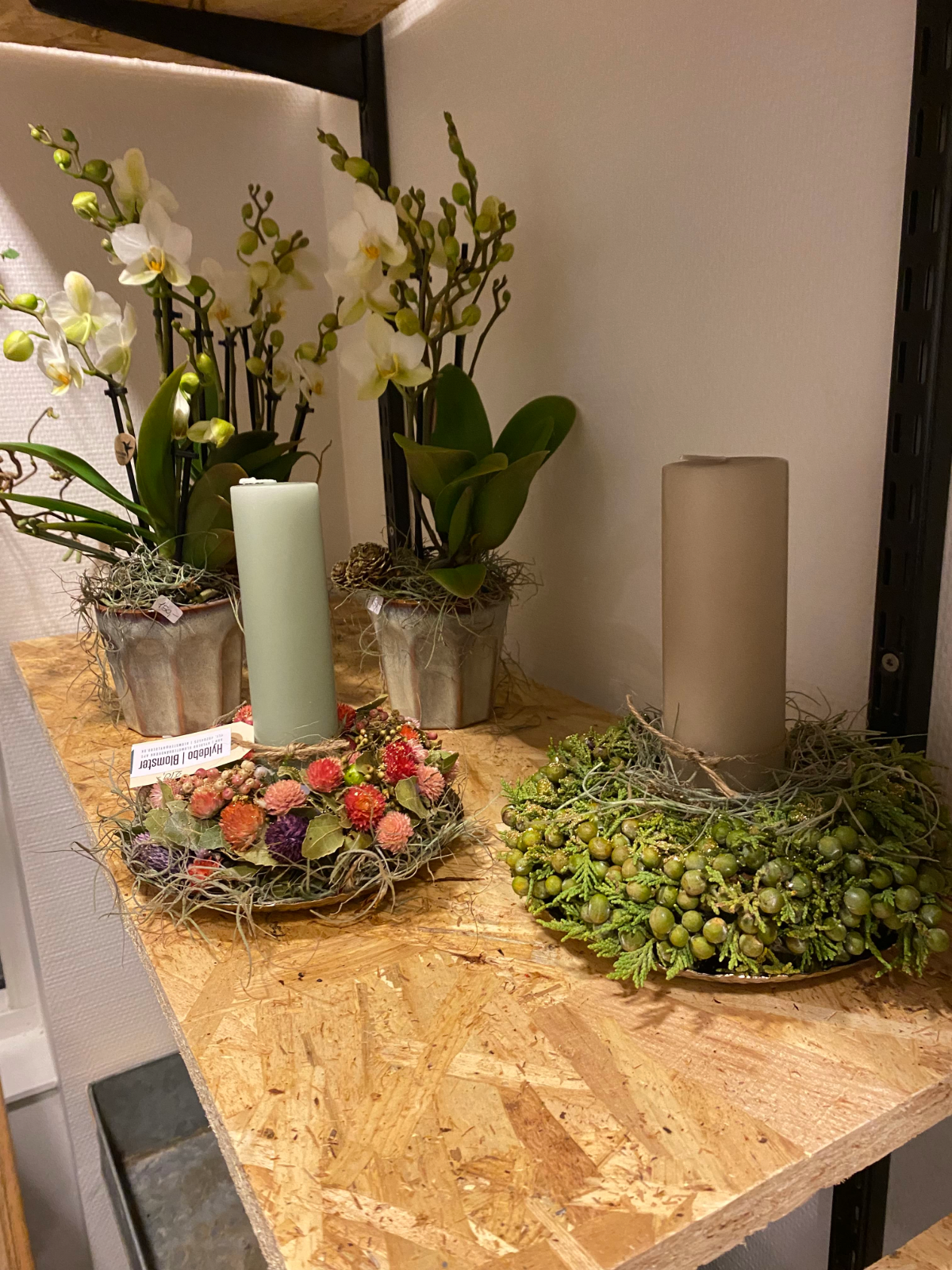 Stemningsfuld borddekoration med hvide blomster og levende lys