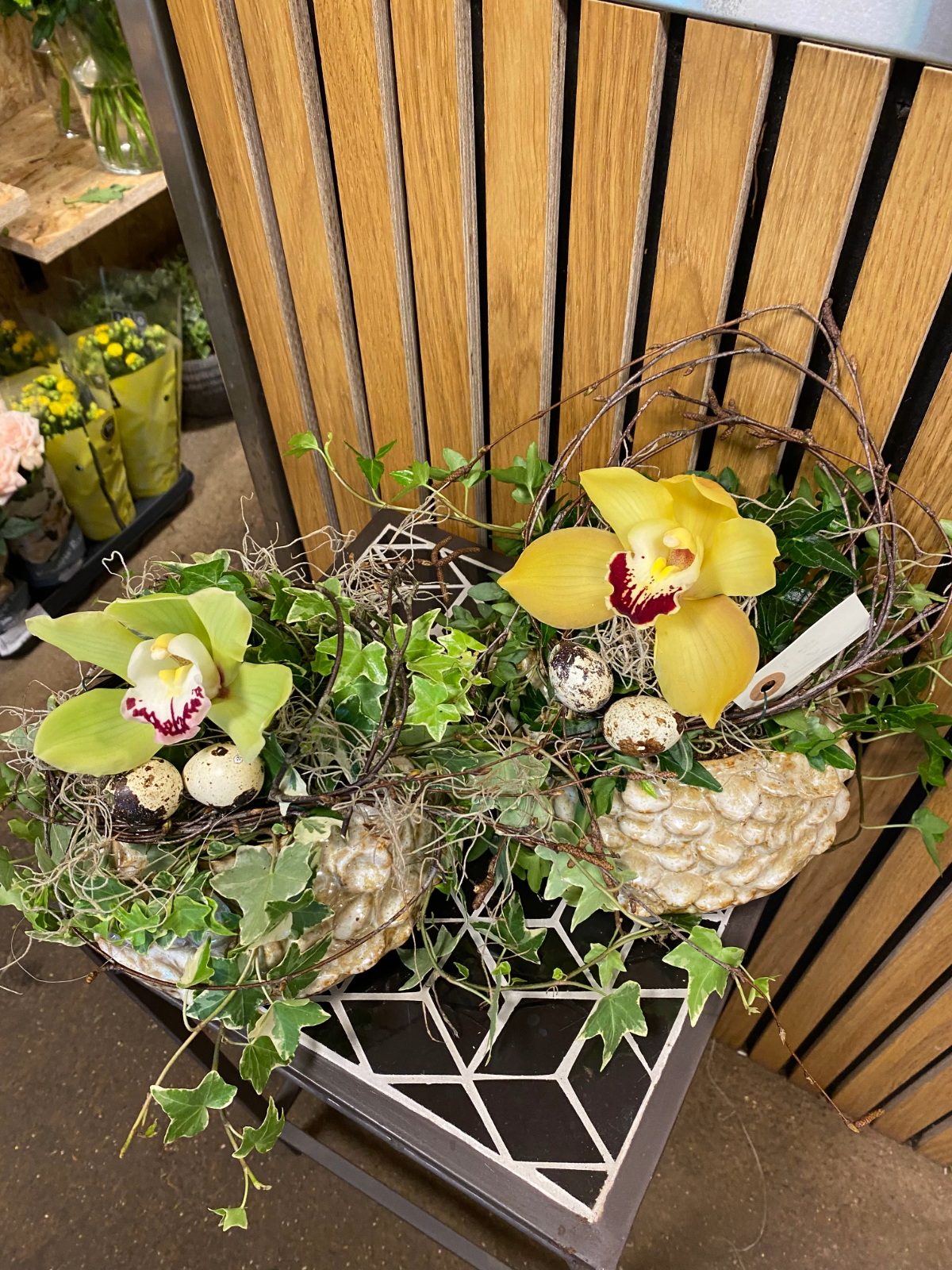 Naturinspireret blomsterdekoration med orkidé og grønne planter